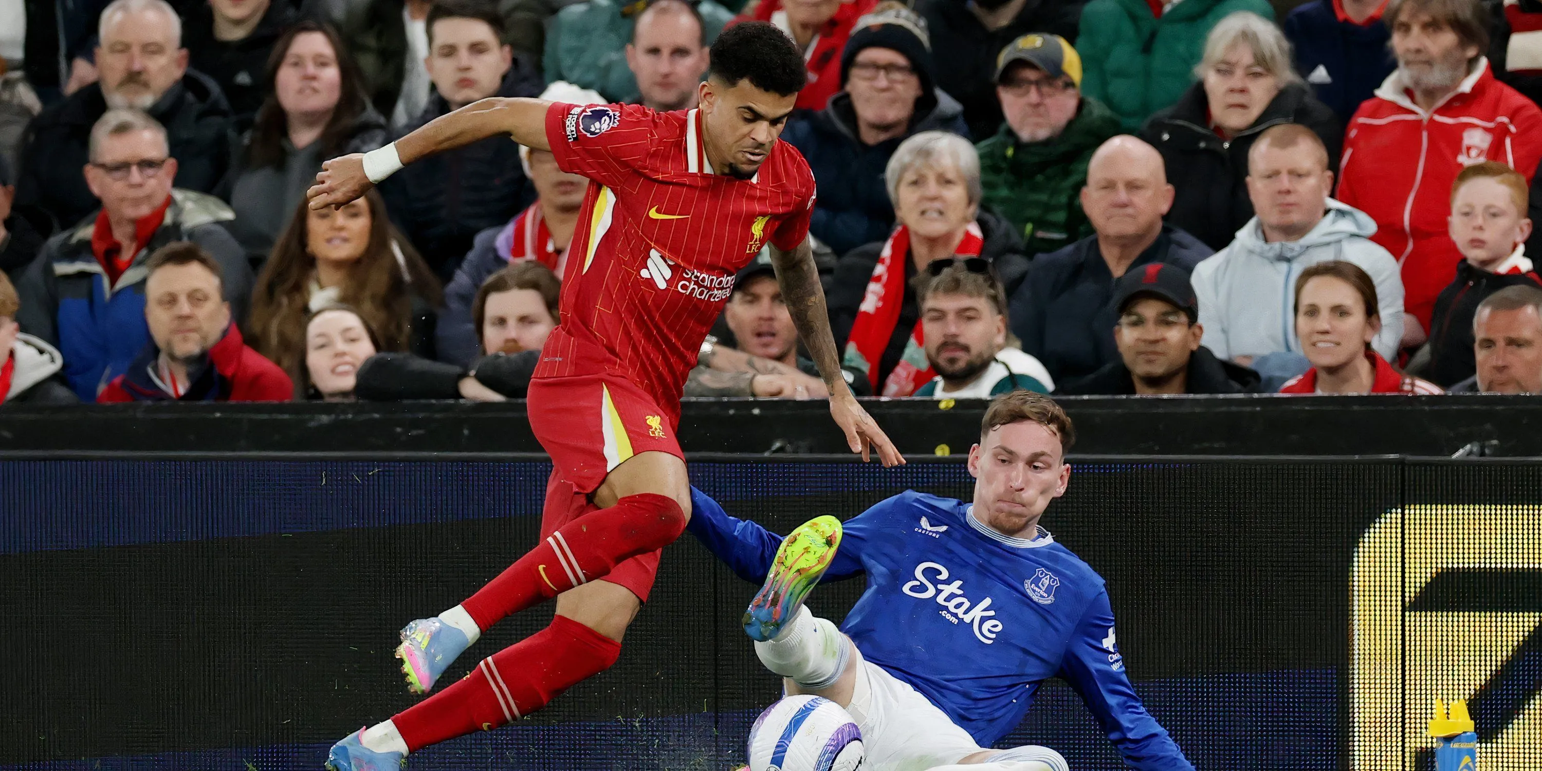 Tiền đạo Luis Diaz của Liverpool trong một pha bóng, cầu thủ đang được Bayern Munich theo đuổi gắt gao