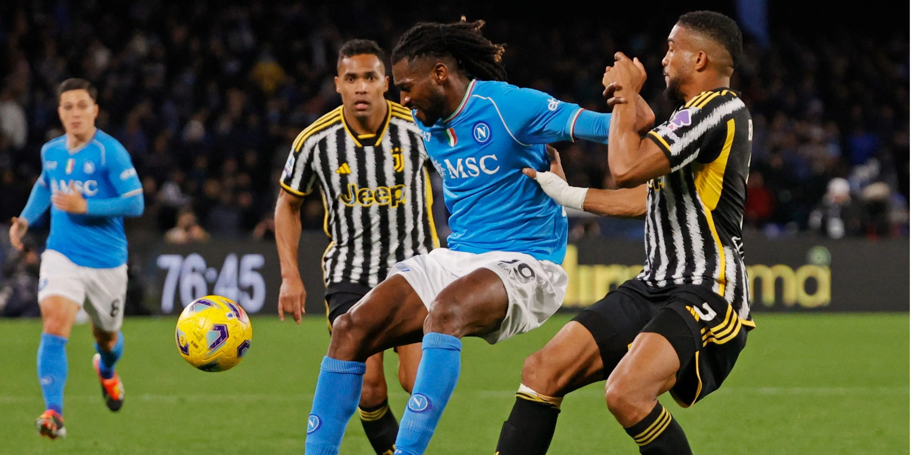 Tiền vệ Frank Zambo-Anguissa trong màu áo Napoli, mục tiêu &quot;đắt giá&quot; của Sunderland