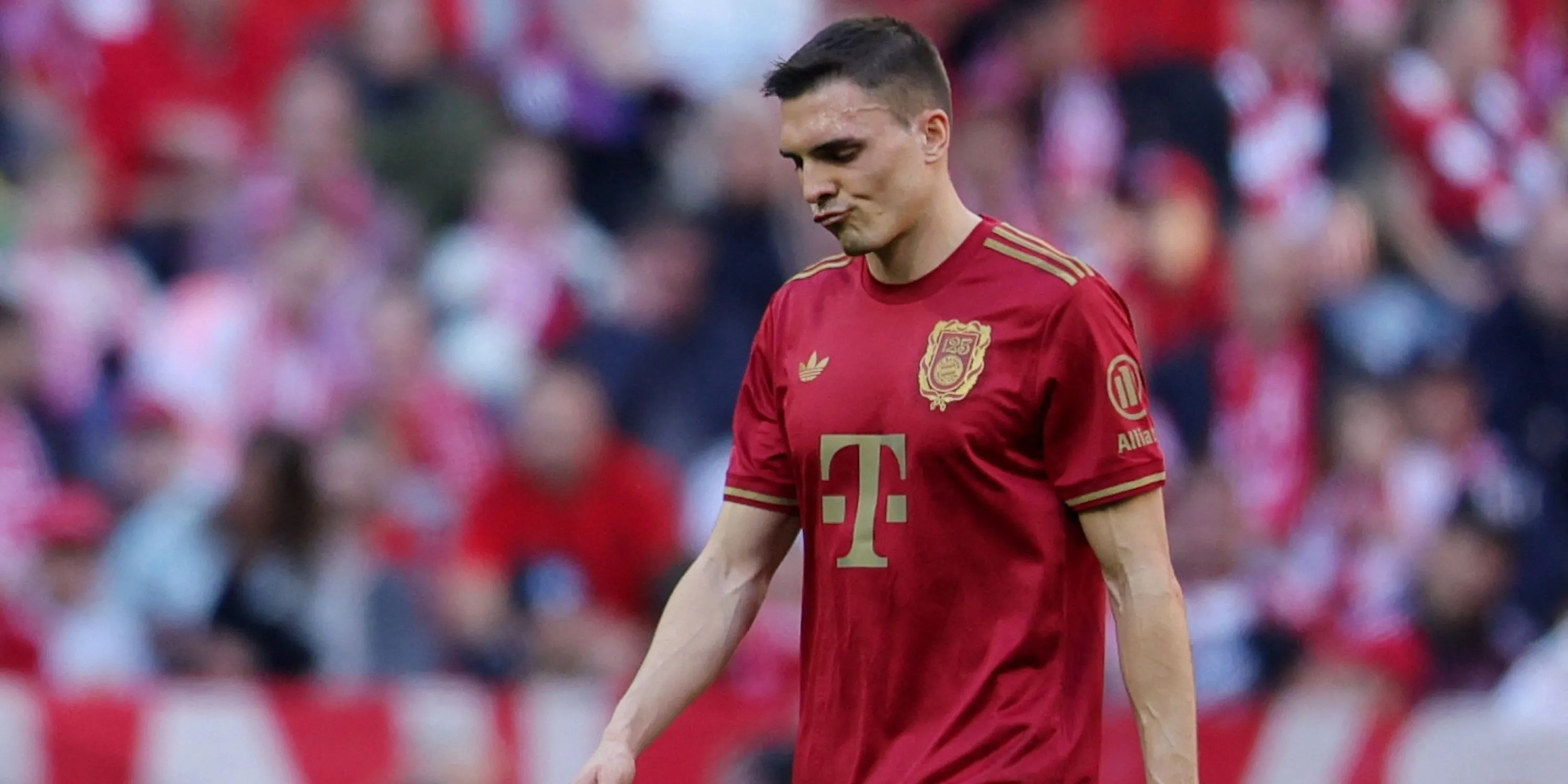 Tiền vệ João Palhinha của Bayern Munich rời sân với vẻ thất vọng sau khi nhận thẻ đỏ, hình ảnh cho thấy sự quyết liệt trong lối chơi của cầu thủ Bồ Đào Nha.