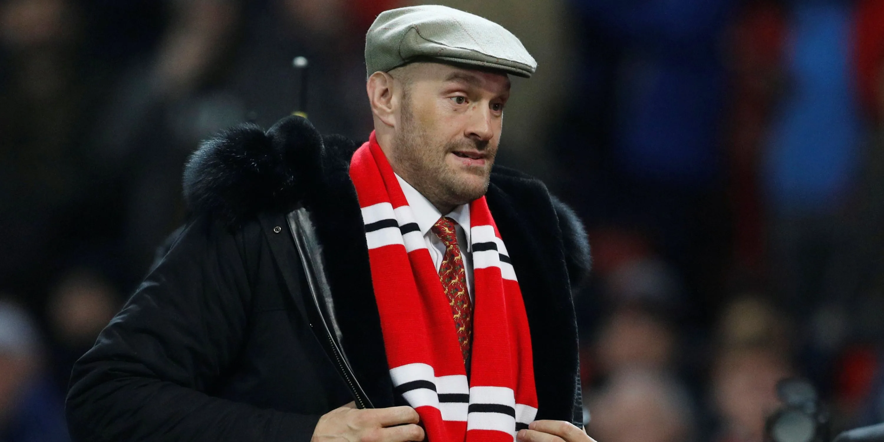 Võ sĩ quyền anh Tyson Fury ủng hộ Manchester United ngay tại Old Trafford.