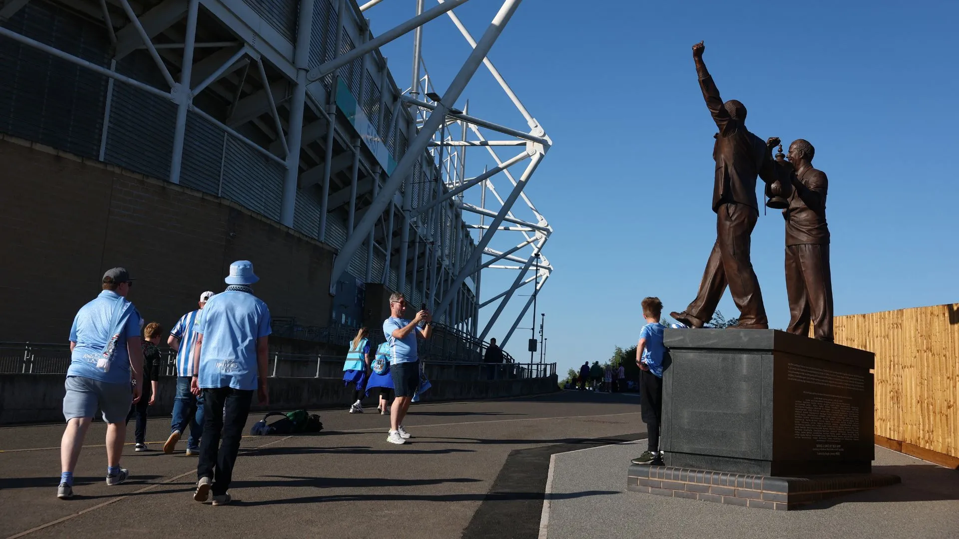 Áo đấu sân nhà Coventry City 2025/26 với họa tiết 90s và màu xanh nhạt ấn tượng