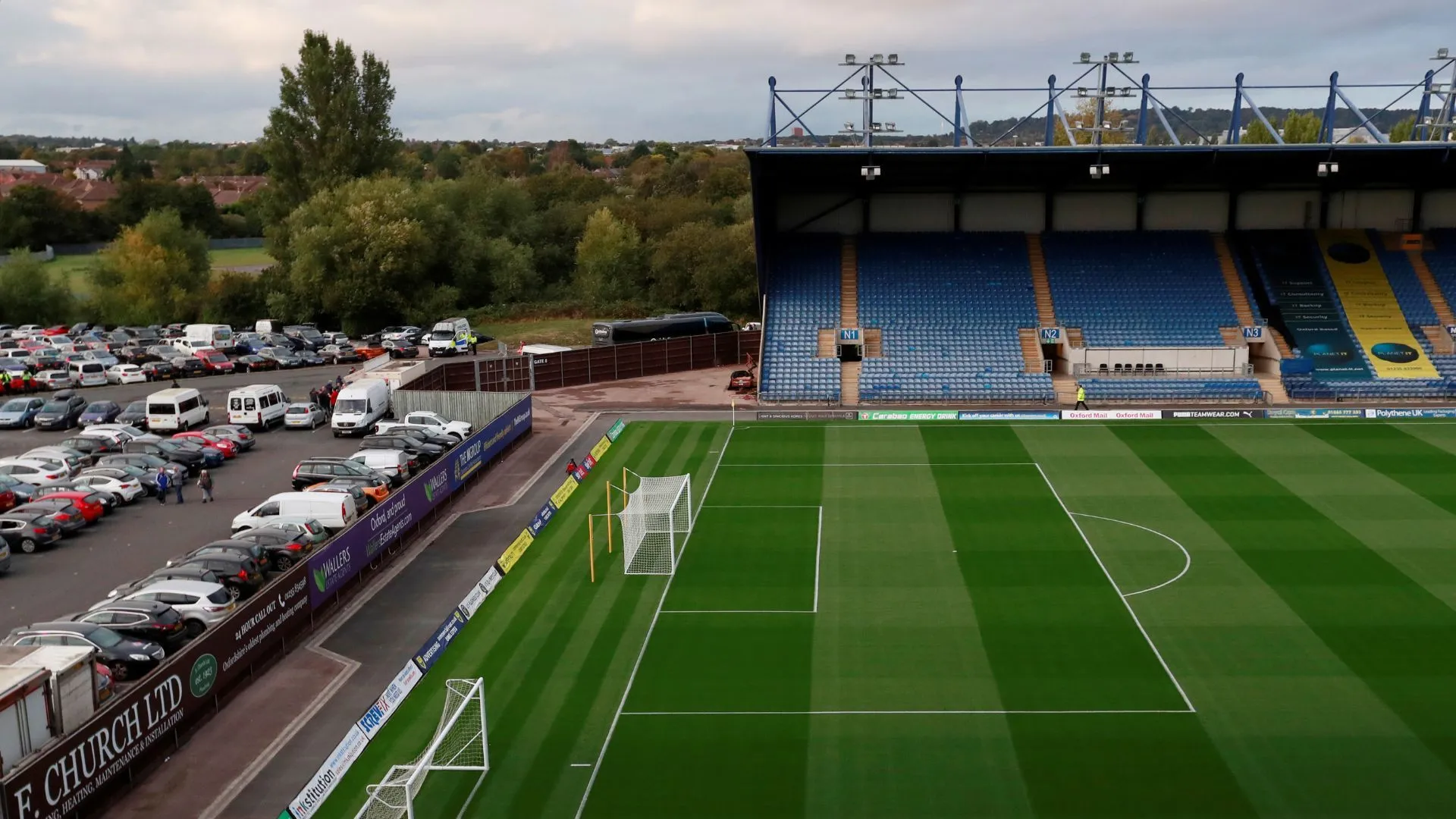 Áo đấu sân nhà Oxford United 2025/26 với sự kết hợp vàng-xanh navy và cổ áo truyền thống