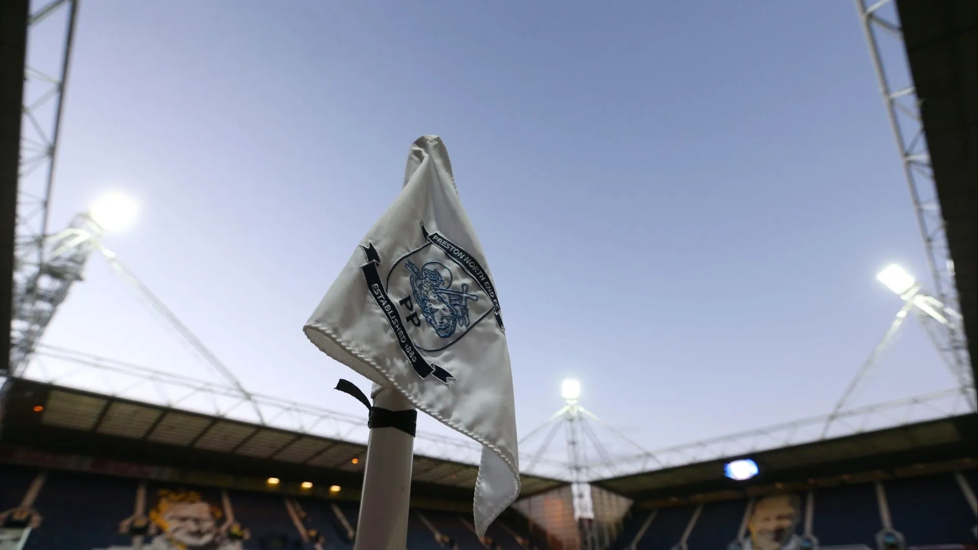 Áo đấu sân nhà Preston North End 2025/26 với thiết kế trắng tinh khôi và vấn đề về logo nhà tài trợ Spud Bros