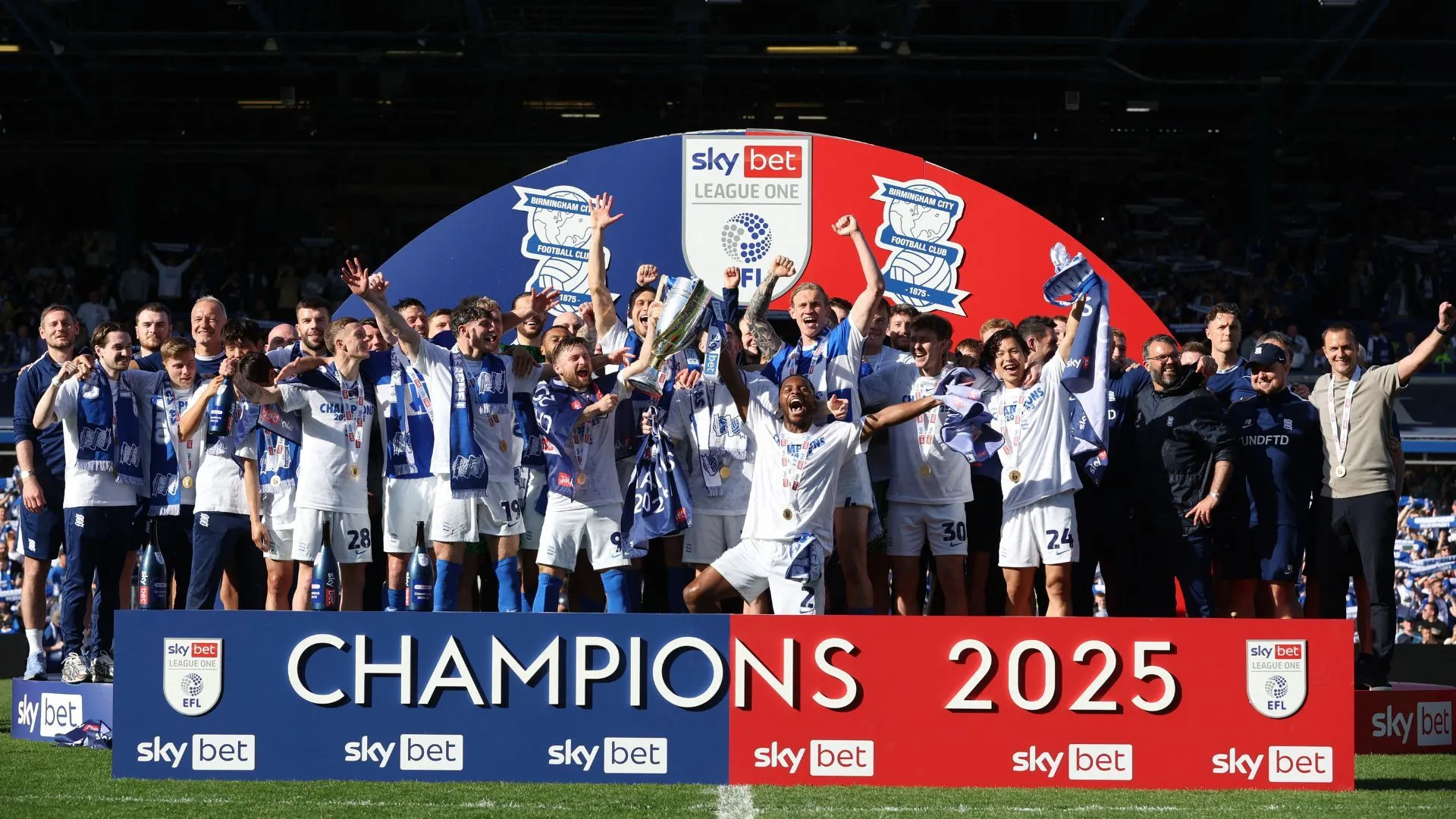 Cầu thủ Birmingham City ăn mừng thăng hạng, biểu tượng cho tham vọng vươn tầm.