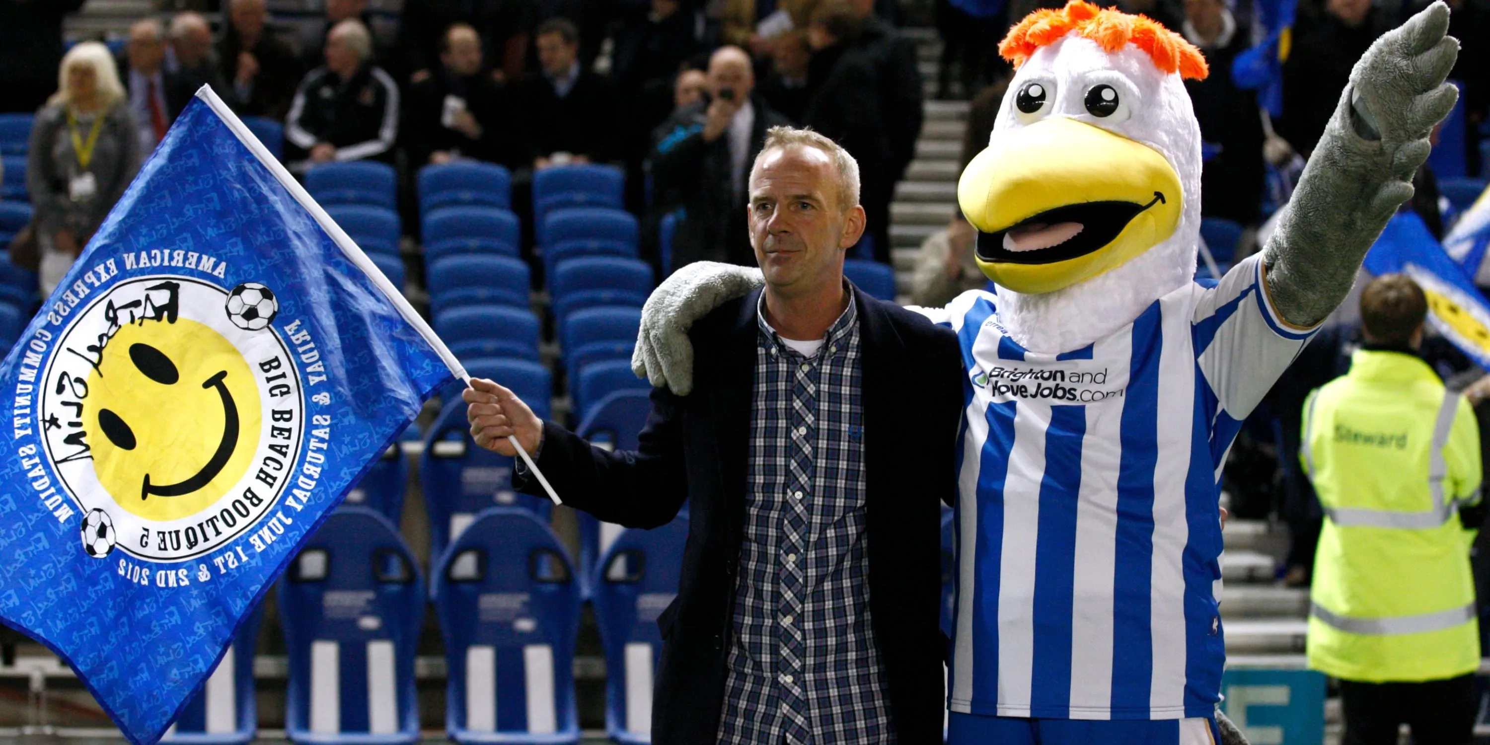 Fatboy Slim, DJ nổi tiếng thế giới và người hâm mộ cuồng nhiệt của Brighton &amp; Hove Albion, biểu diễn tại sân vận động Amex