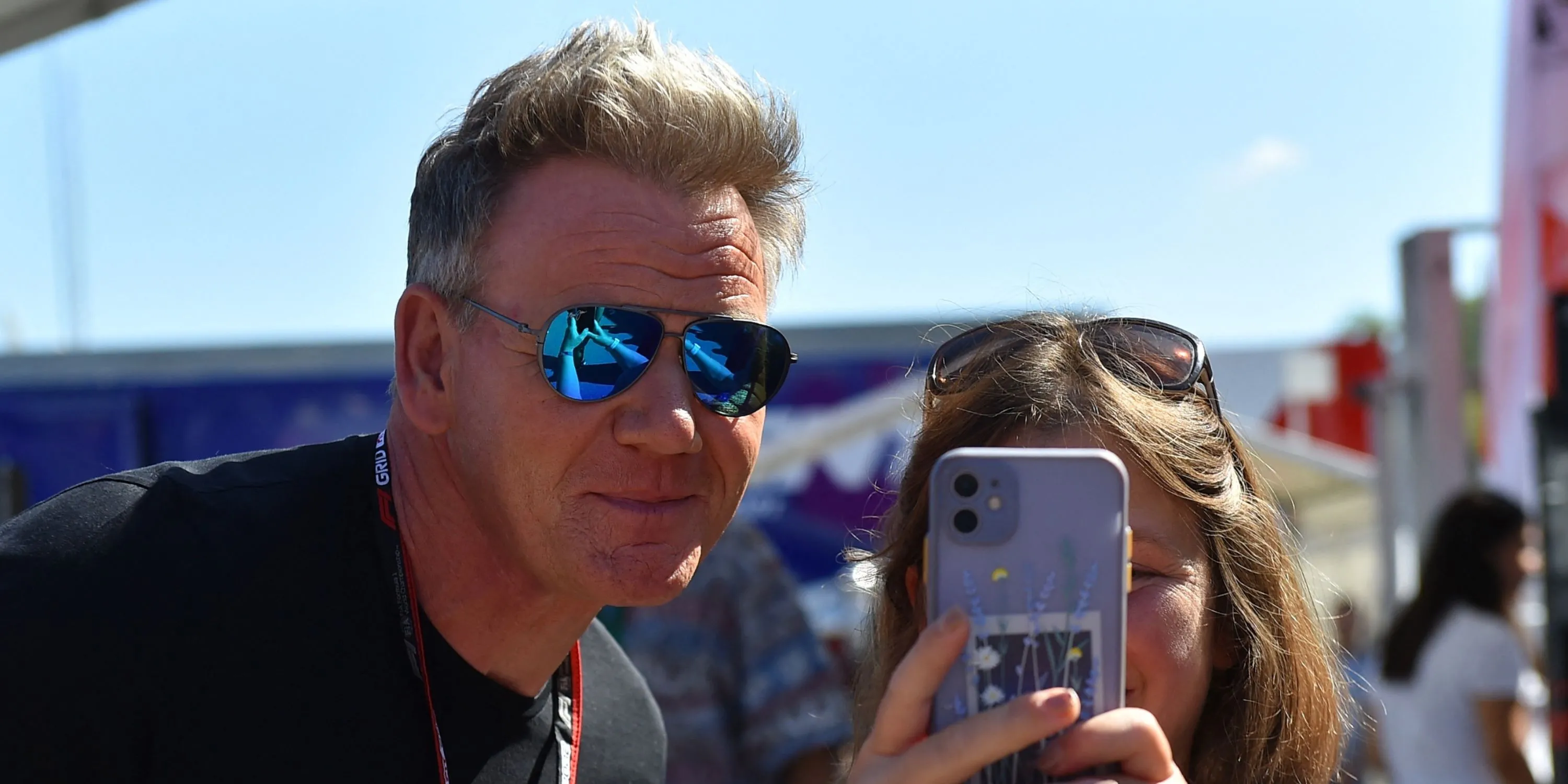 Gordon Ramsay, đầu bếp nổi tiếng thế giới và fan hâm mộ nhiệt thành của Chelsea, mặc áo đấu đội bóng tại Stamford Bridge