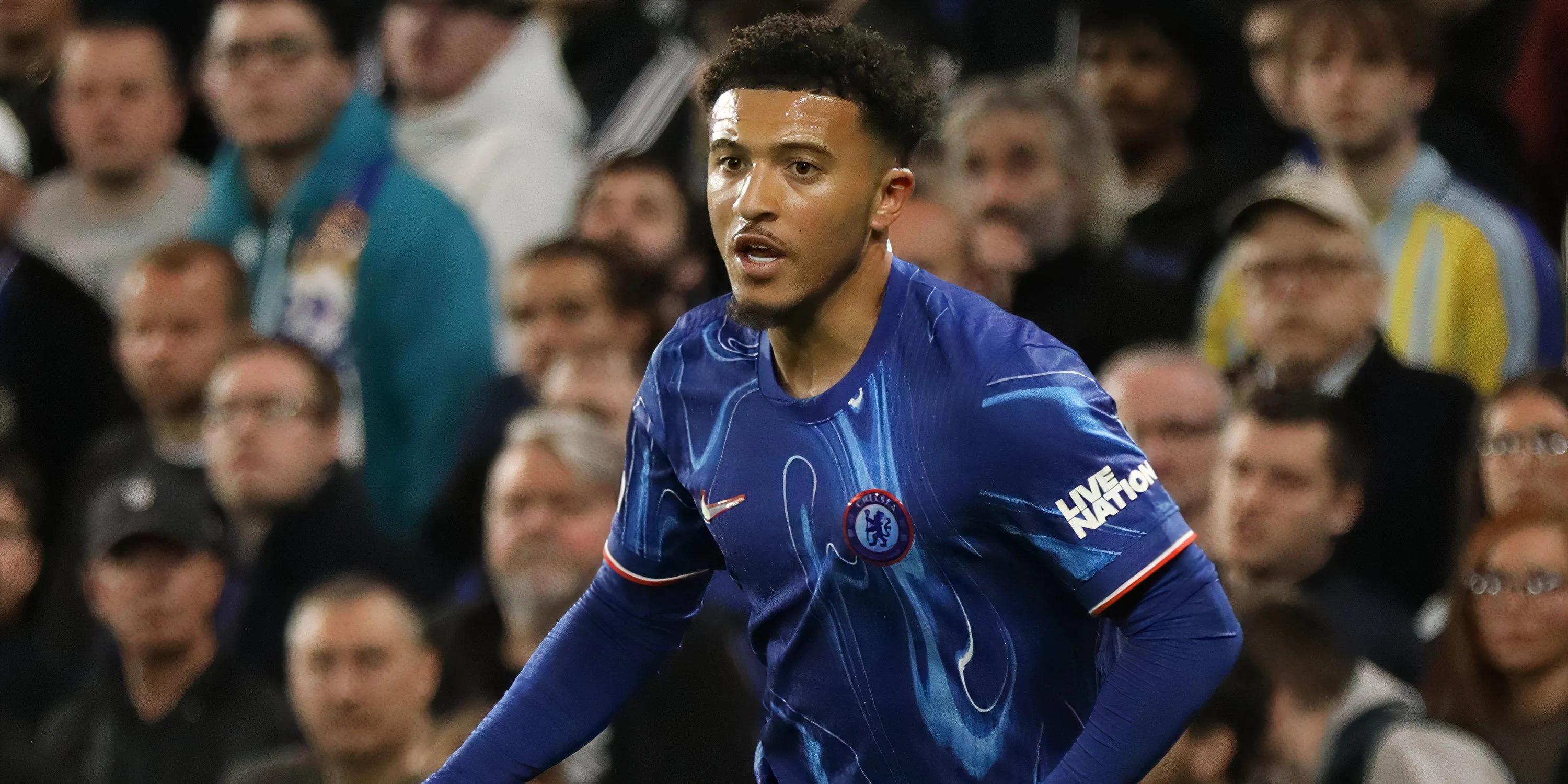 Jadon Sancho tranh chấp bóng trong trận đấu của Chelsea