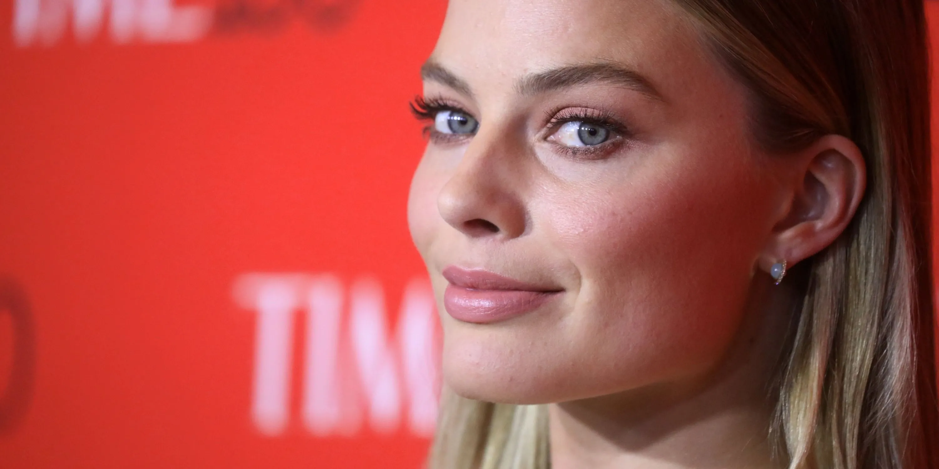 Margot Robbie, nữ diễn viên nổi tiếng Hollywood, khoác lên mình màu áo của Fulham, đội bóng yêu thích của cô