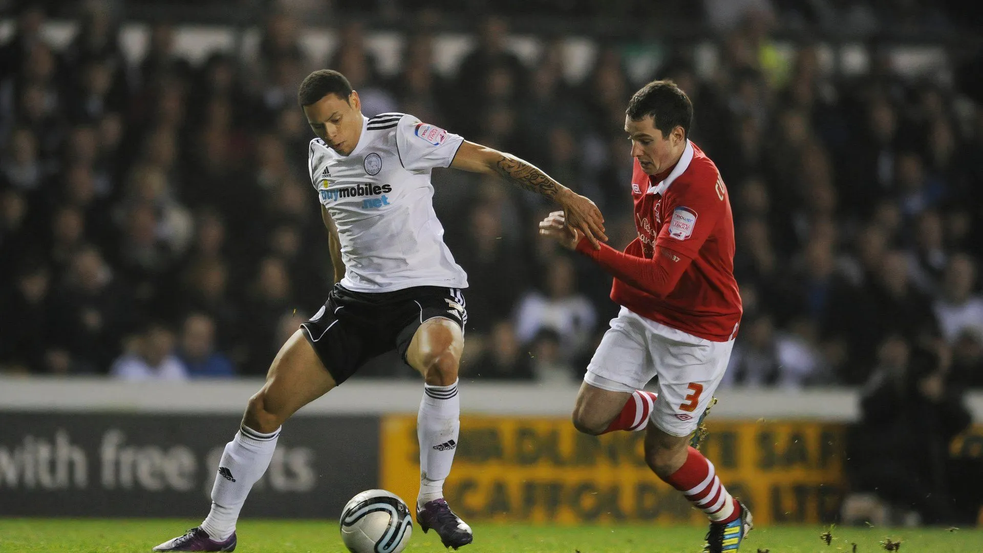 Nathan Tyson (số 9) trong một pha tranh chấp bóng khi thi đấu cho Derby County sau thương vụ chuyển nhượng từ Nottingham Forest