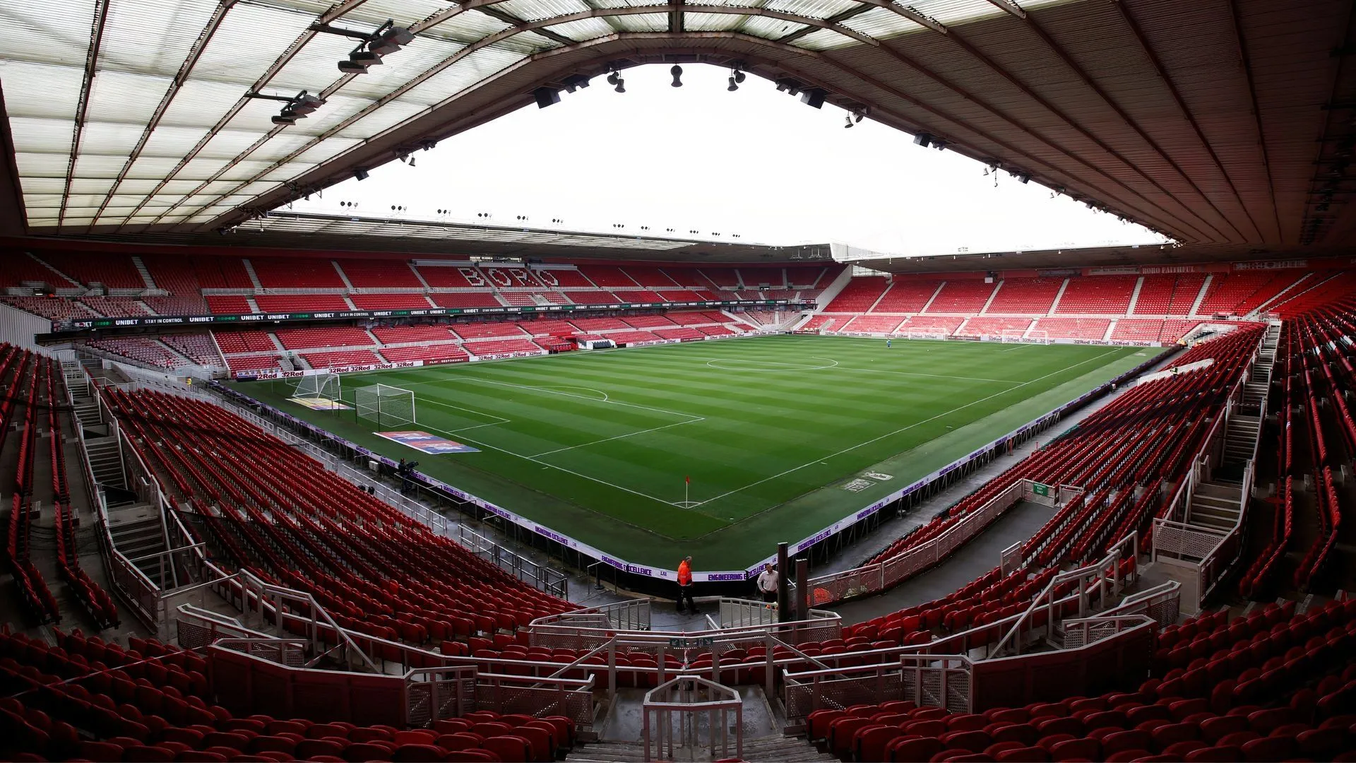 Sân vận động Riverside của Middlesbrough, với mẫu áo đấu có dải trắng ngang độc đáo