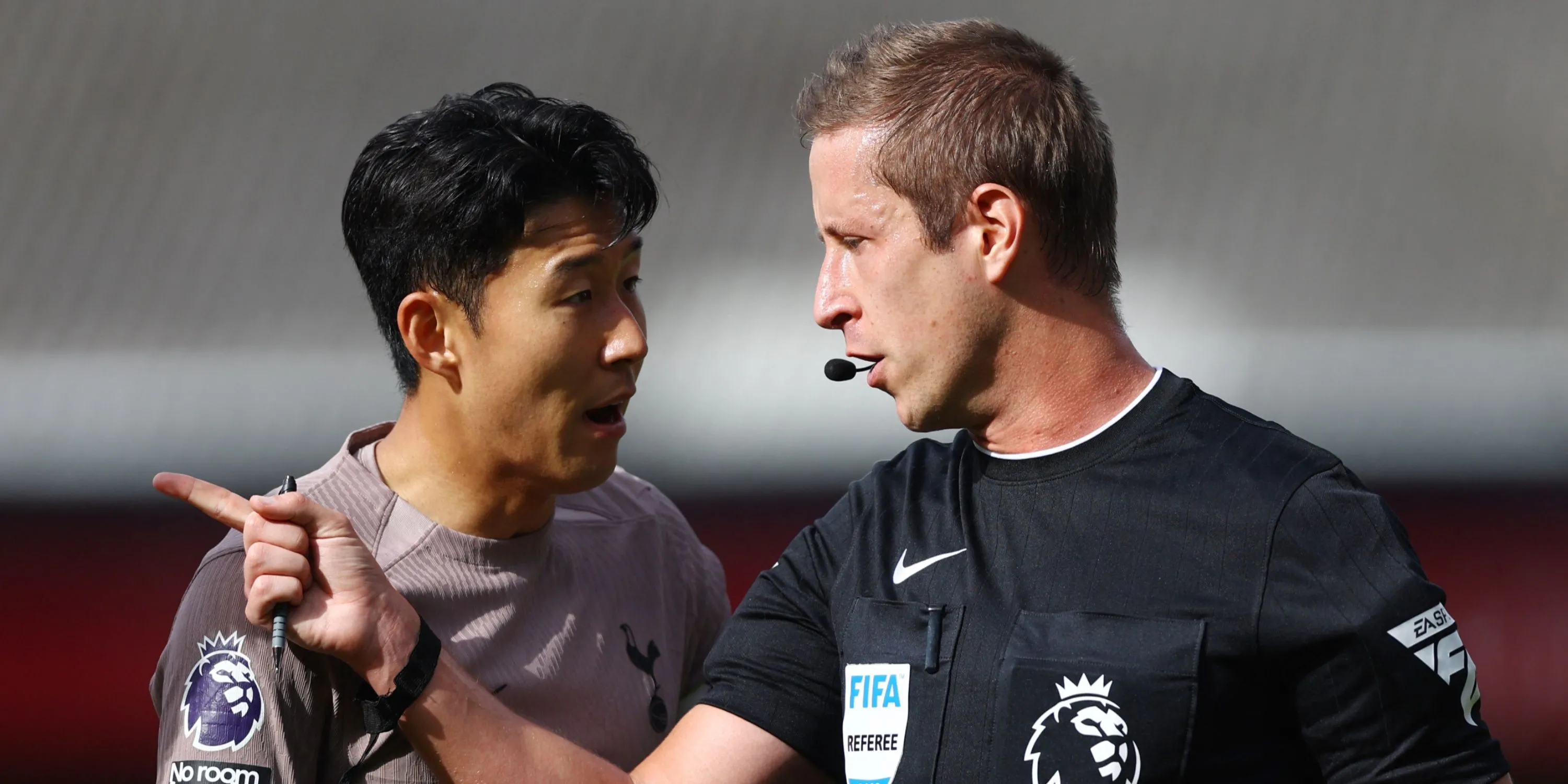 Son Heung-min của Tottenham Hotspur kêu gọi trọng tài John Brooks.