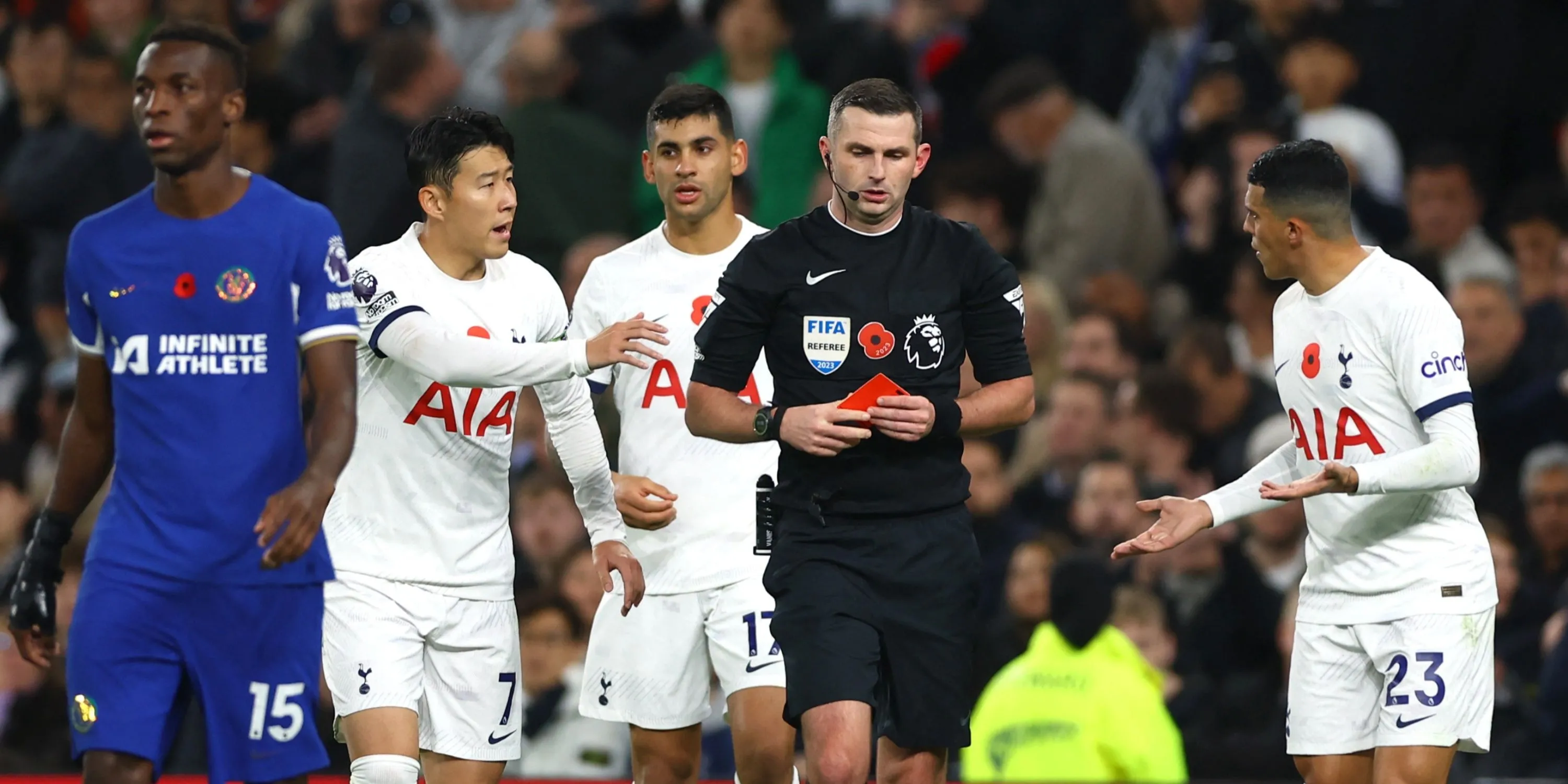 Son Heung-min của Tottenham Hotspur tranh cãi với trọng tài Michael Oliver.