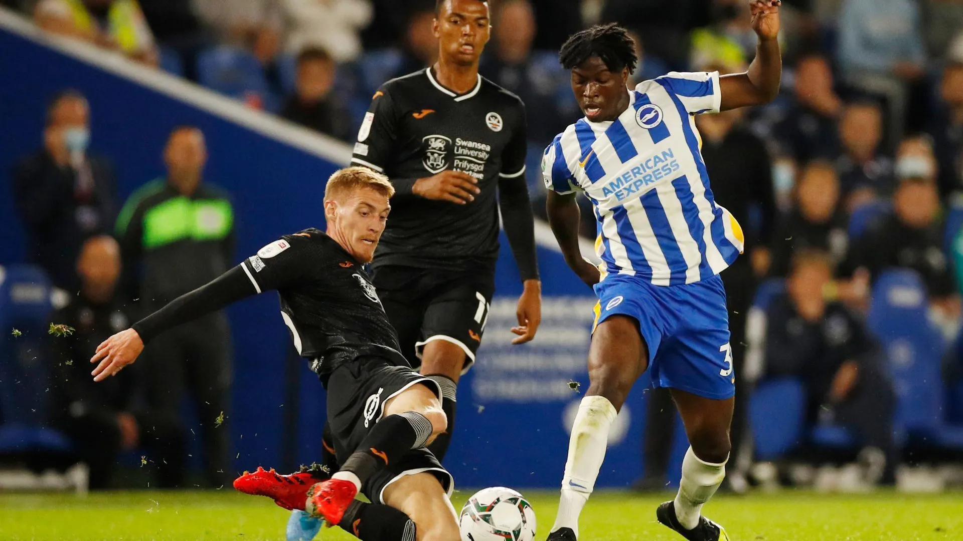 Taylor Richards trong màu áo Brighton trước khi đến QPR
