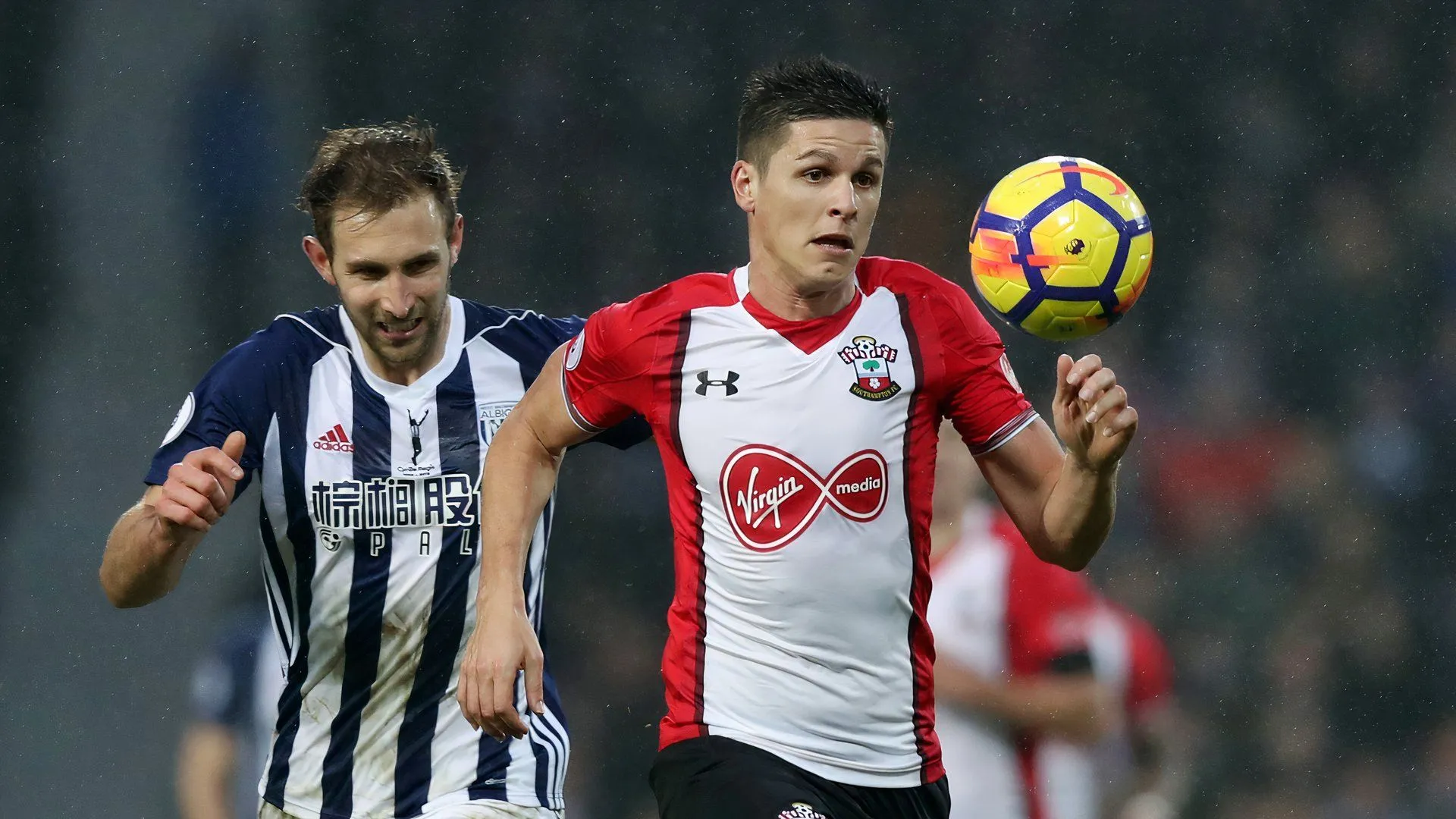 Tiền đạo Guido Carrillo trong một pha tranh chấp khi khoác áo Southampton tại Premier League.
