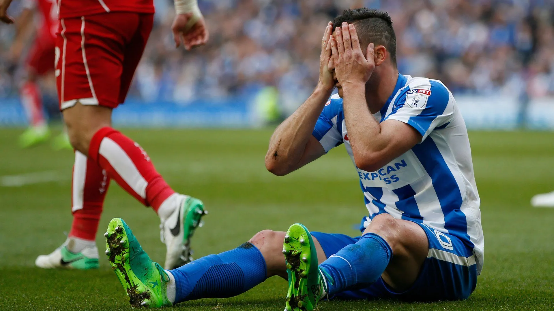 Tiền đạo Tomer Hemed gặp nhiều khó khăn và không ghi bàn khi thi đấu cho Charlton Athletic.