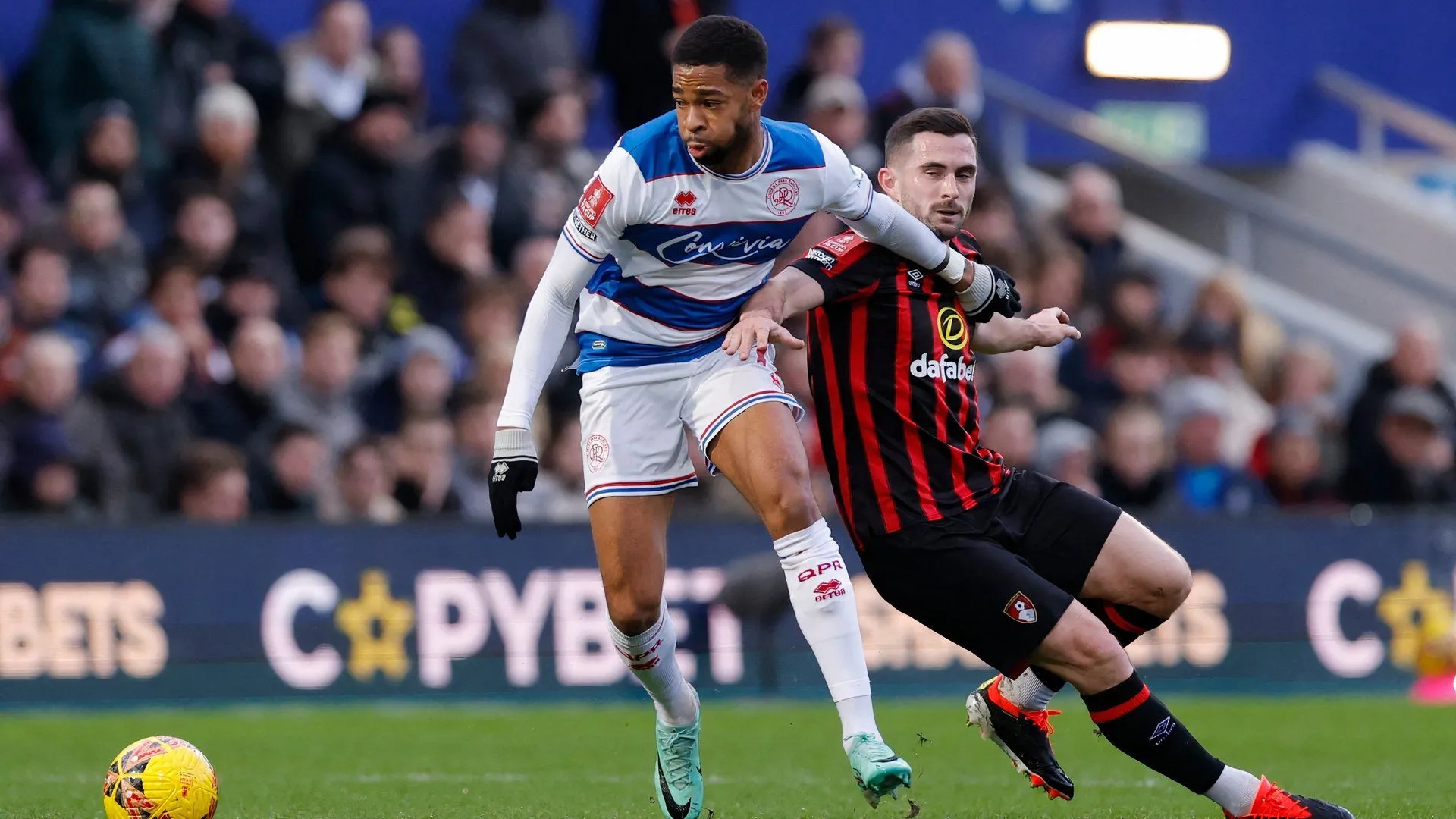 Tiền vệ Elijah Dixon-Bonner trong màu áo QPR
