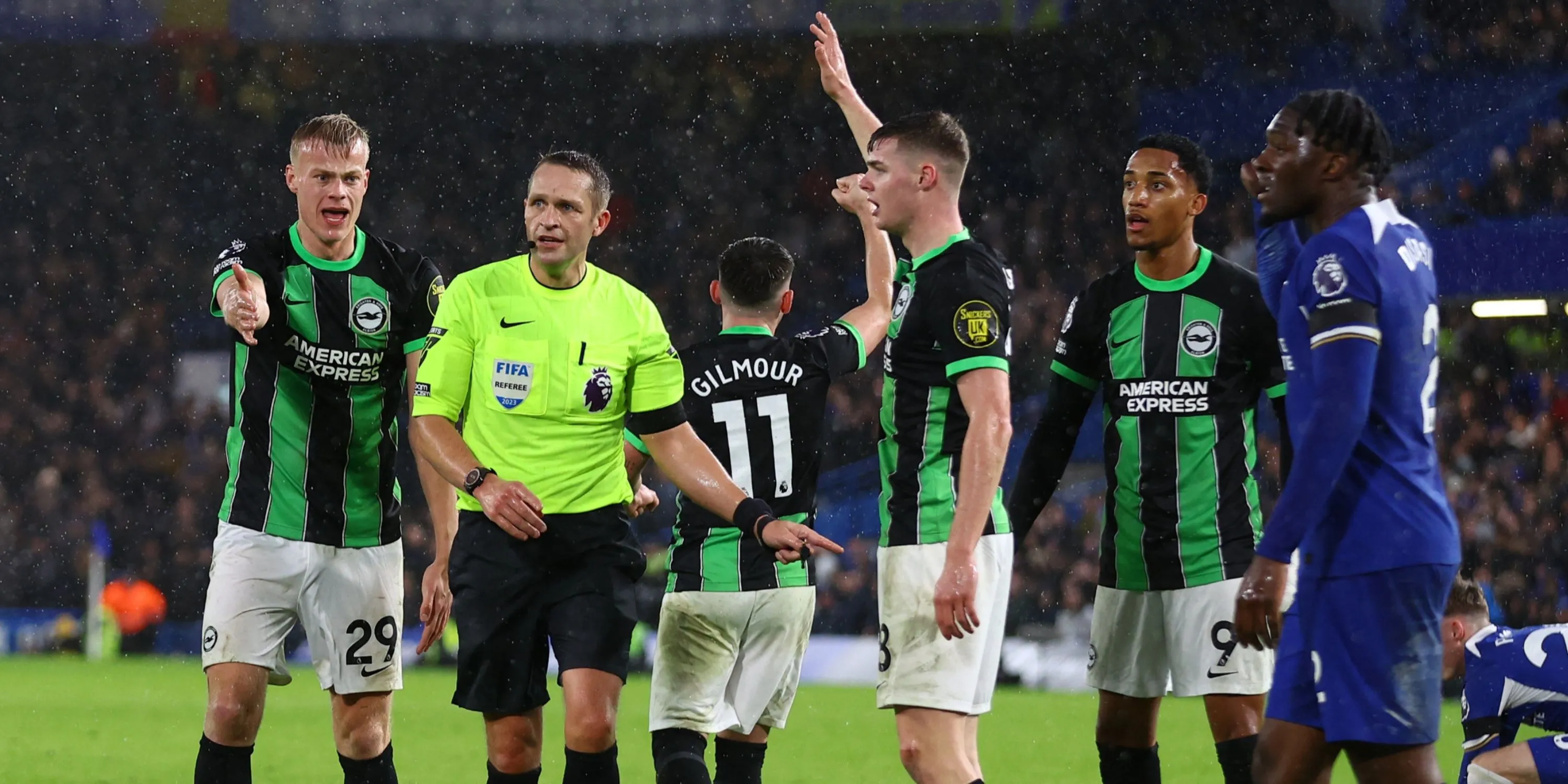 Trọng tài Craig Pawson sau khi ra quyết định trong trận đấu Chelsea gặp Brighton.