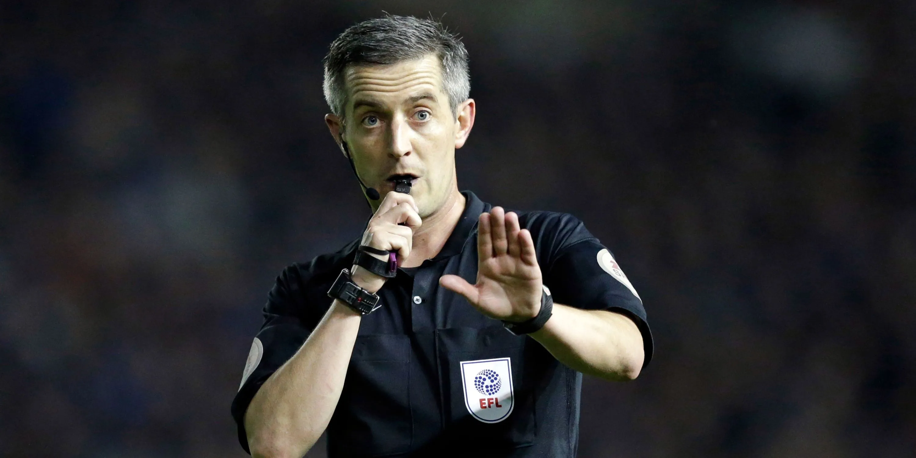 Trọng tài Darren Bond điều khiển trận đấu Premier League.