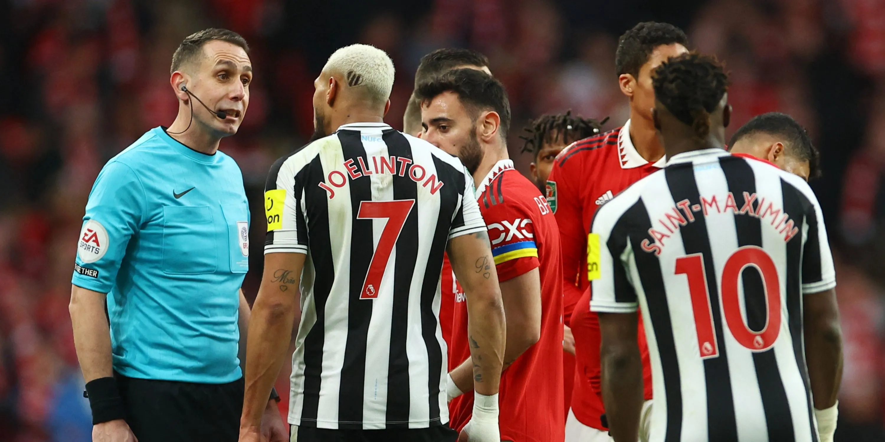 Trọng tài David Coote trao đổi với cầu thủ Newcastle trong trận đấu.