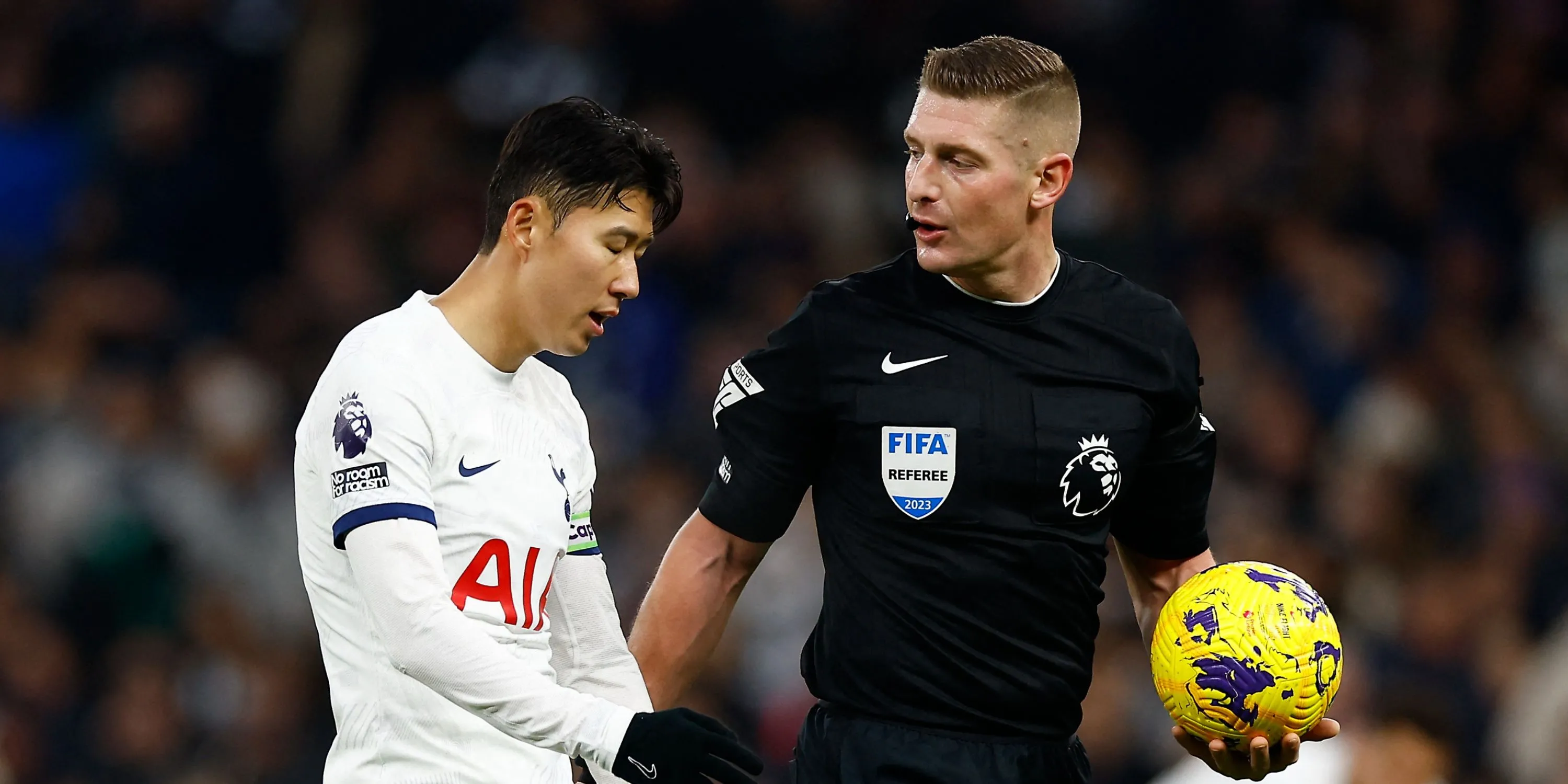 Trọng tài Rob Jones đưa ra quyết định trên sân.