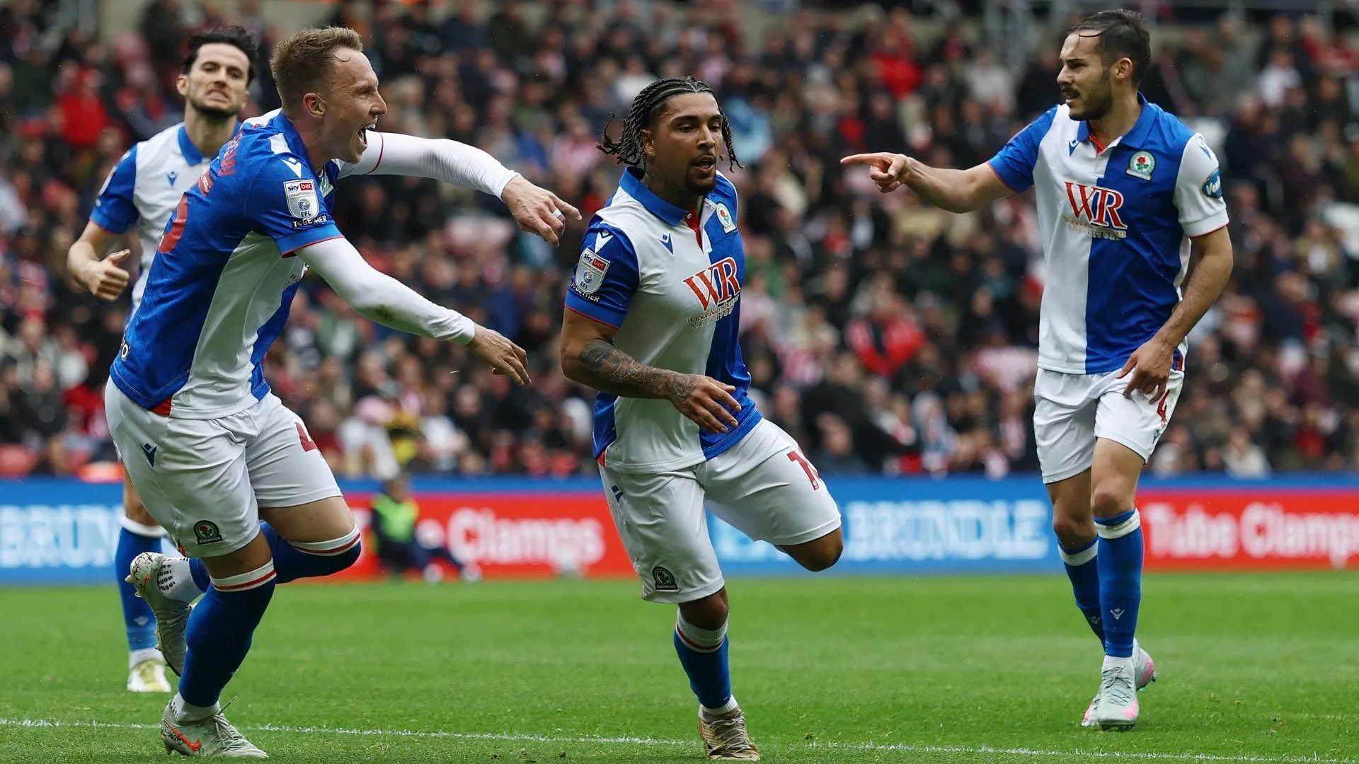 Tyrhys Dolan trong màu áo Blackburn Rovers, một ví dụ về khả năng phát triển cầu thủ chạy cánh dưới thời HLV John Eustace.