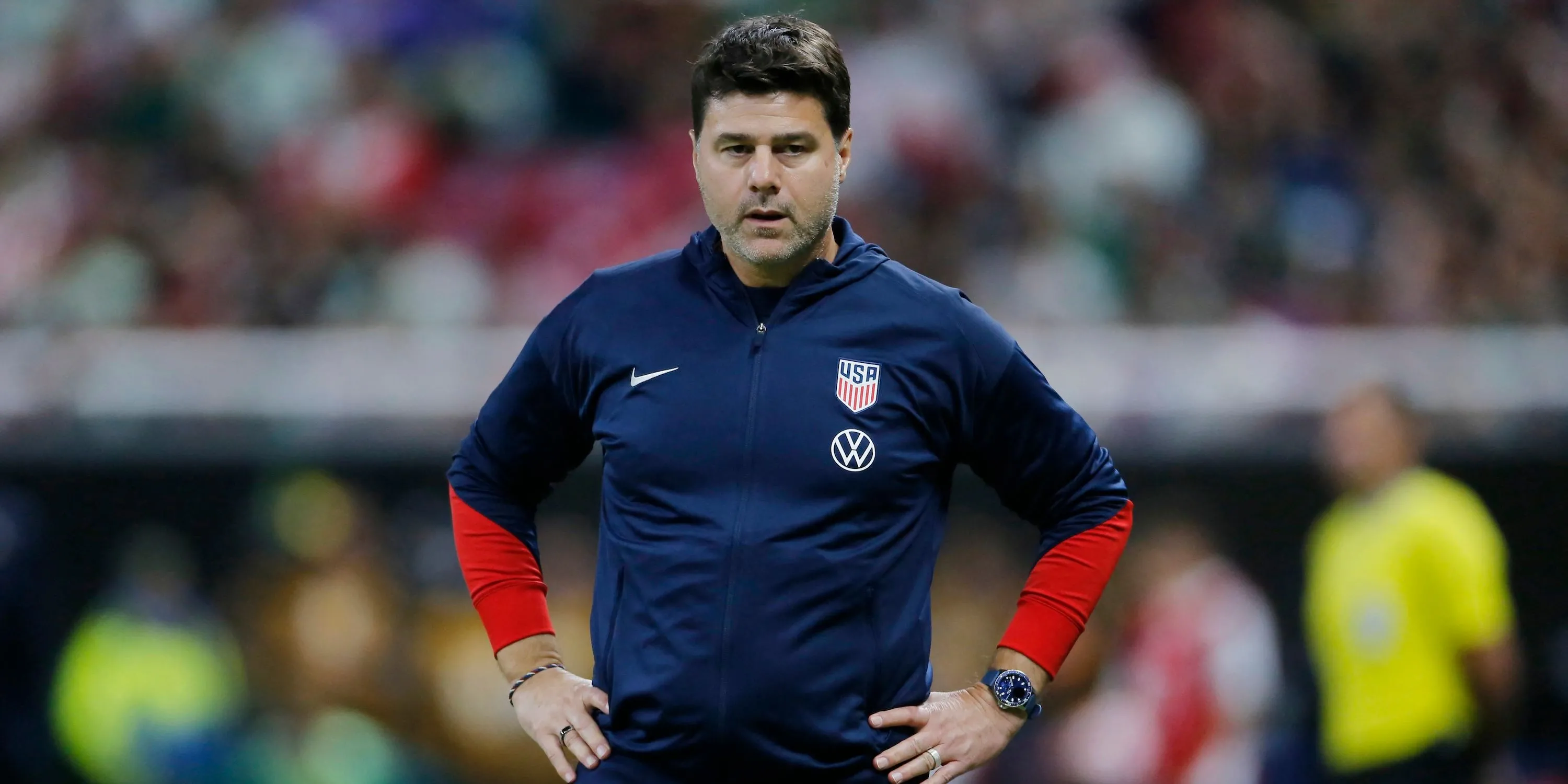 Huấn luyện viên Mauricio Pochettino trên sân, người từng là mục tiêu của Chelsea trước khi Kieran McKenna được cân nhắc.