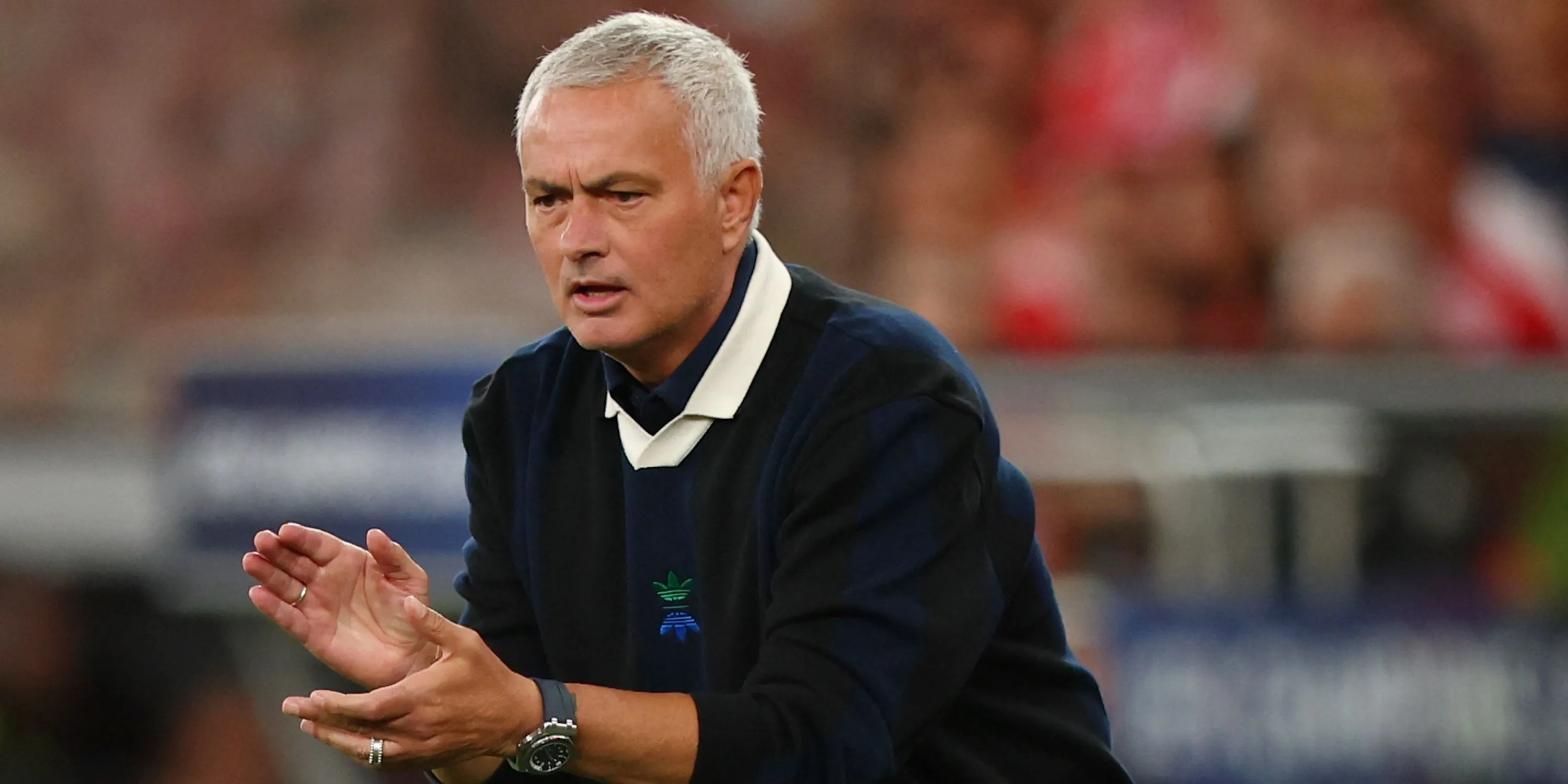 Jose Mourinho với vẻ mặt trầm tư khi còn dẫn dắt Fenerbahçe, thể hiện áp lực mà ông phải đối mặt.