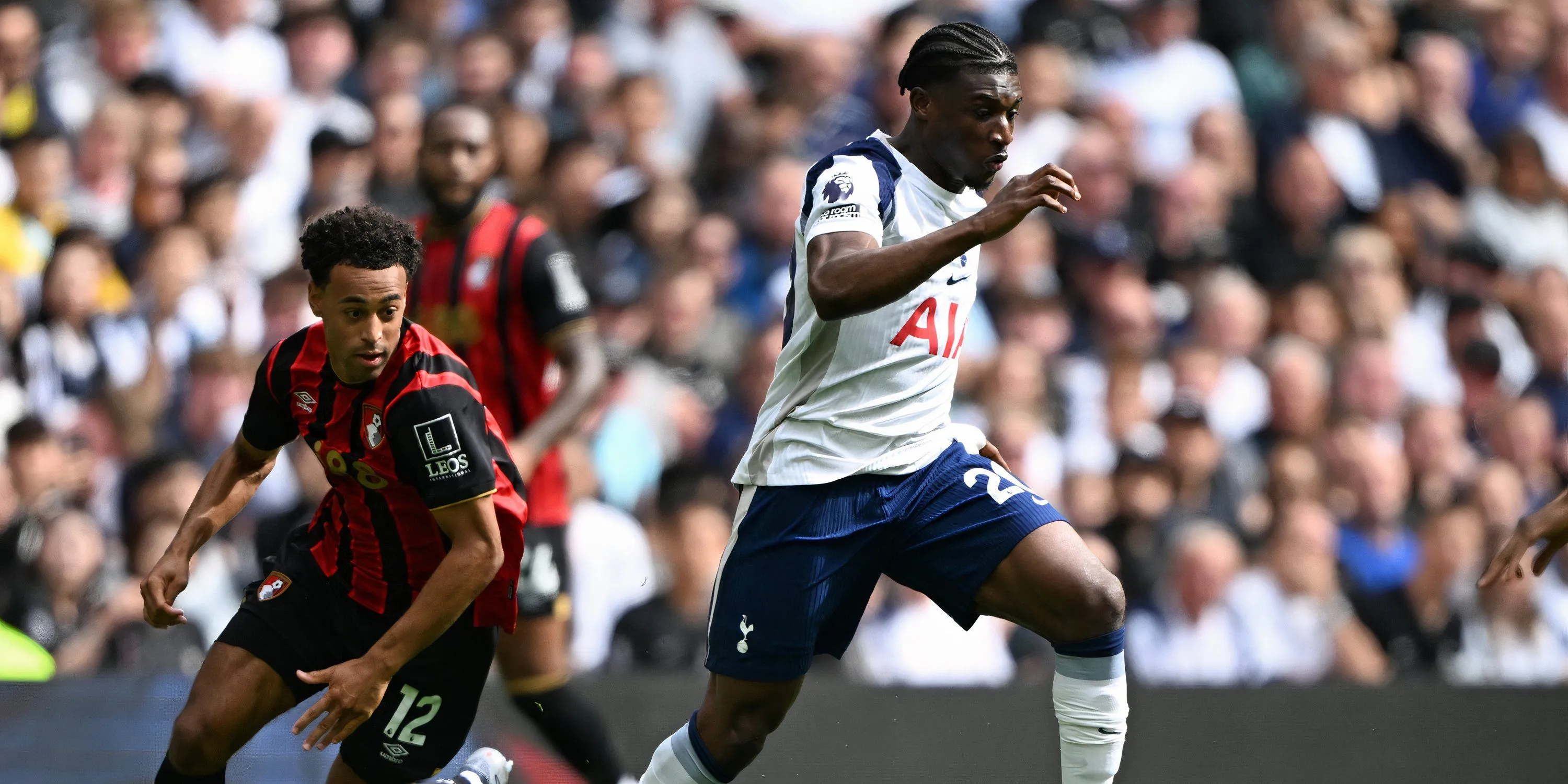 Mohammed Kudus trong màu áo Tottenham, thể hiện kỹ năng trên sân cỏ.