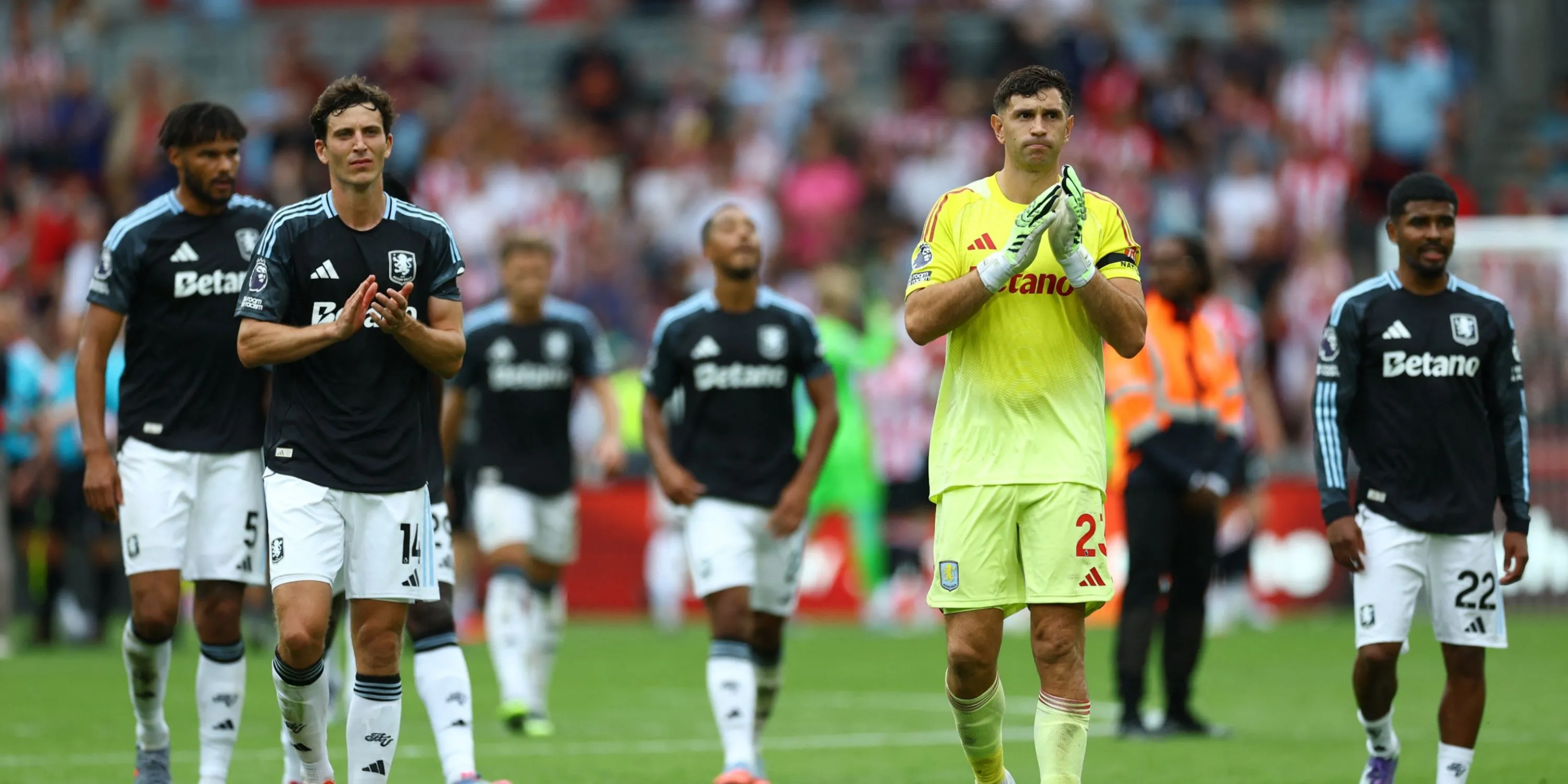 Thủ môn Emiliano Martinez giữ vững phong độ, trở thành điểm tựa cho hàng phòng ngự Aston Villa.