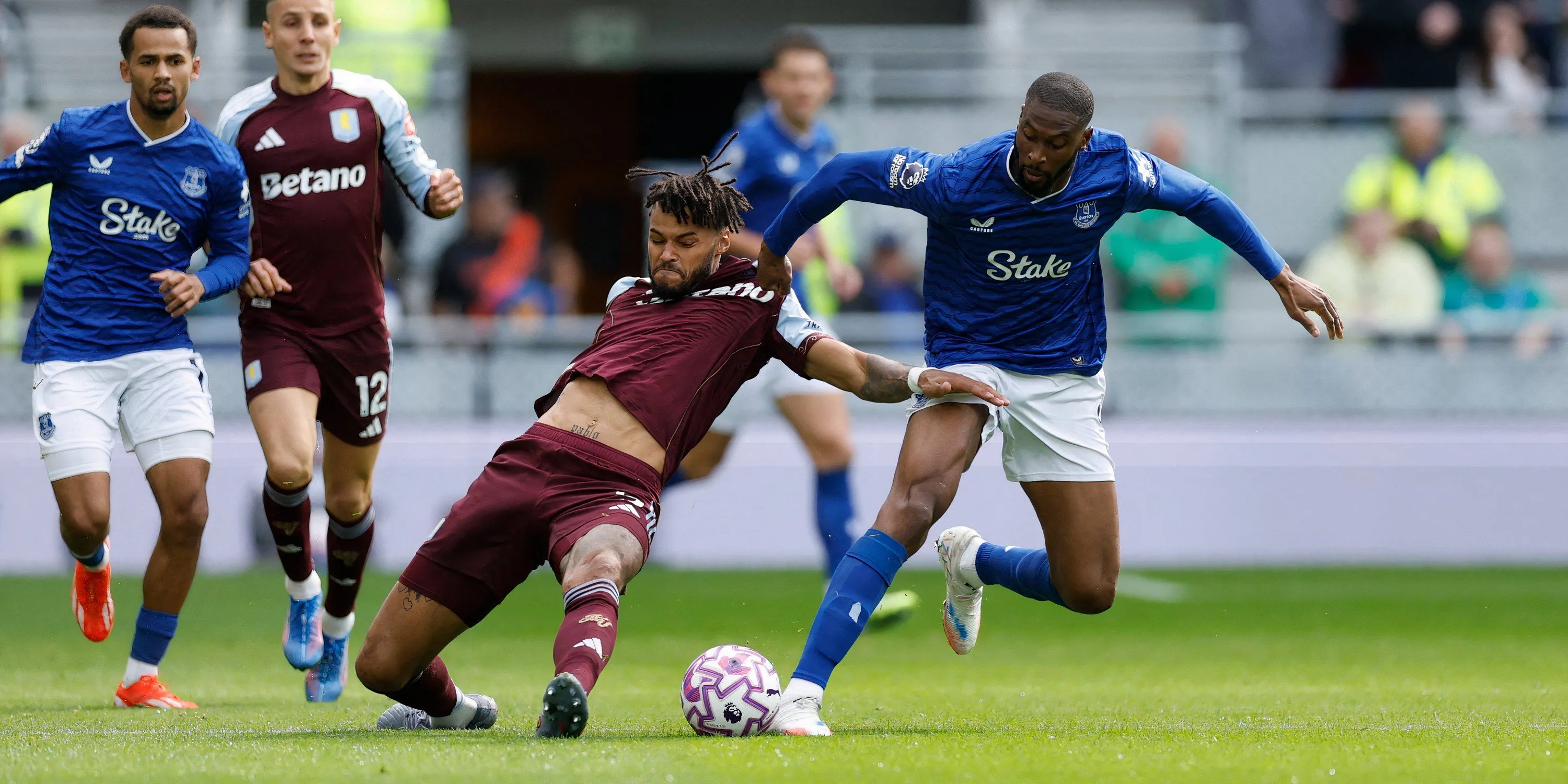 Tiền đạo Beto của Everton trong một pha tranh chấp bóng nảy lửa
