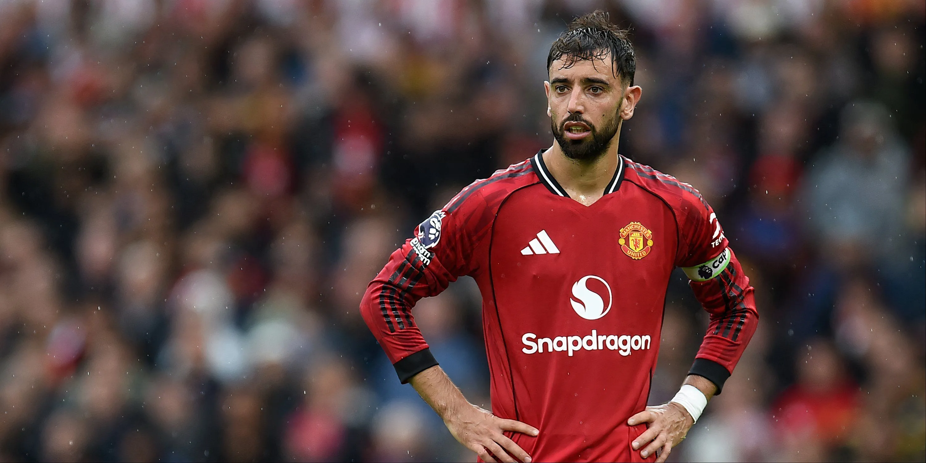 Tiền vệ Bruno Fernandes thi đấu trong màu áo Manchester United.