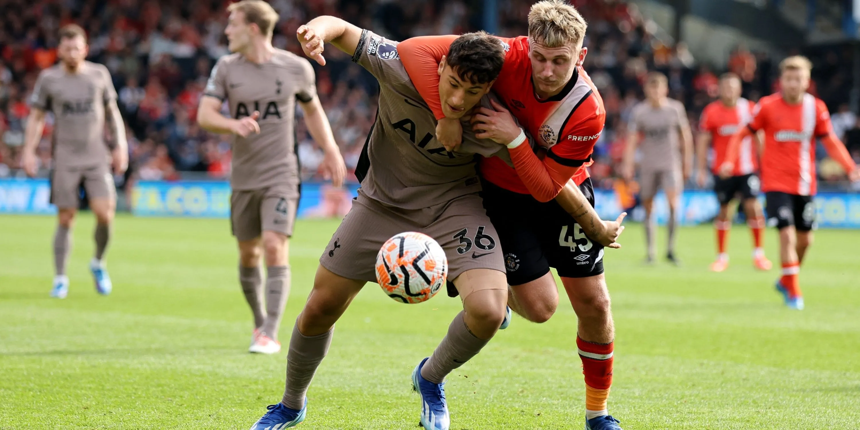 Alejo Veliz trong màu áo Rosario Central trước khi gia nhập Tottenham, cầu thủ từng được đánh giá cao về khả năng không chiến và tiềm năng săn bàn.