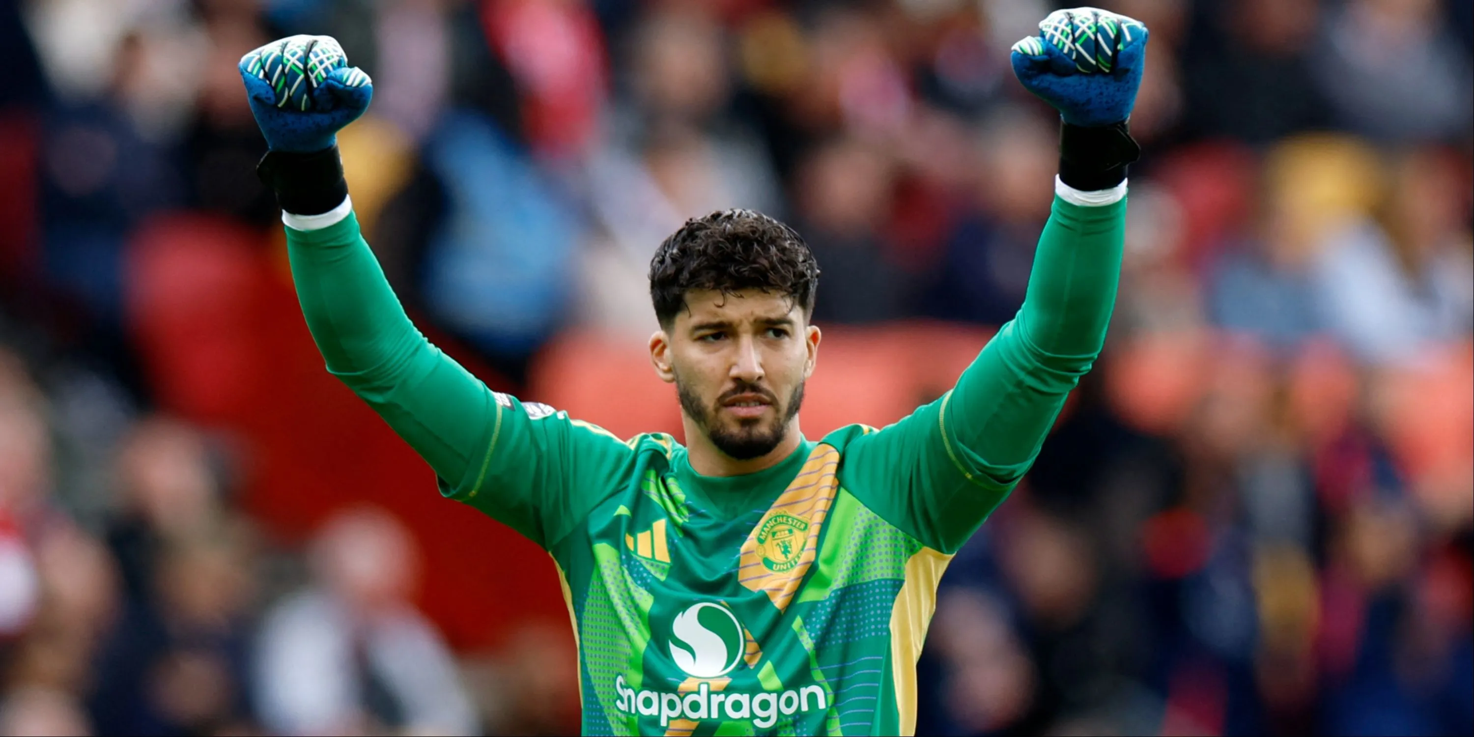 Altay Bayindir trong màu áo Man Utd cùng khoảnh khắc gây tranh cãi