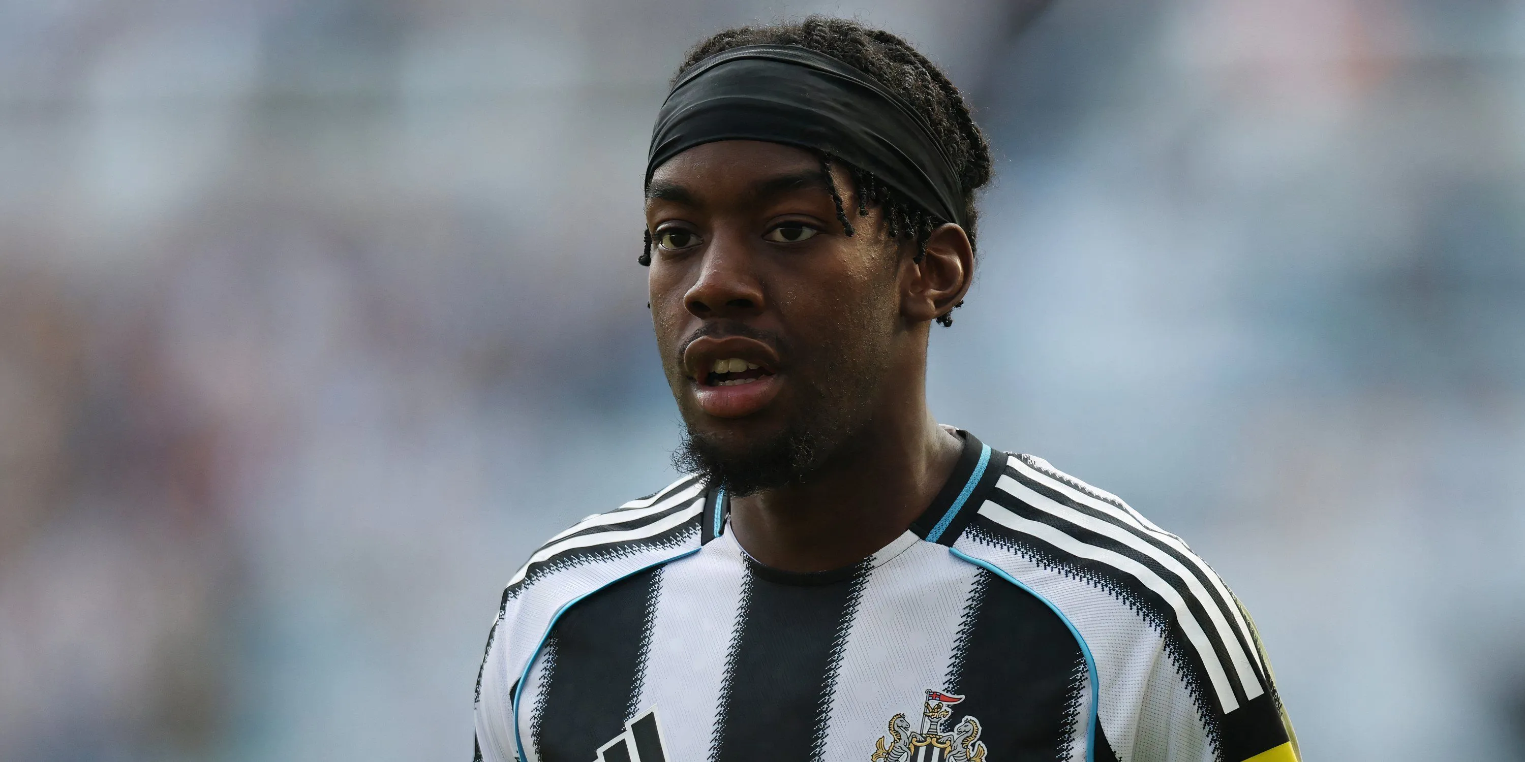 Anthony Elanga trong màu áo Newcastle tranh bóng trên cánh phải, thể hiện tốc độ xử lý bóng