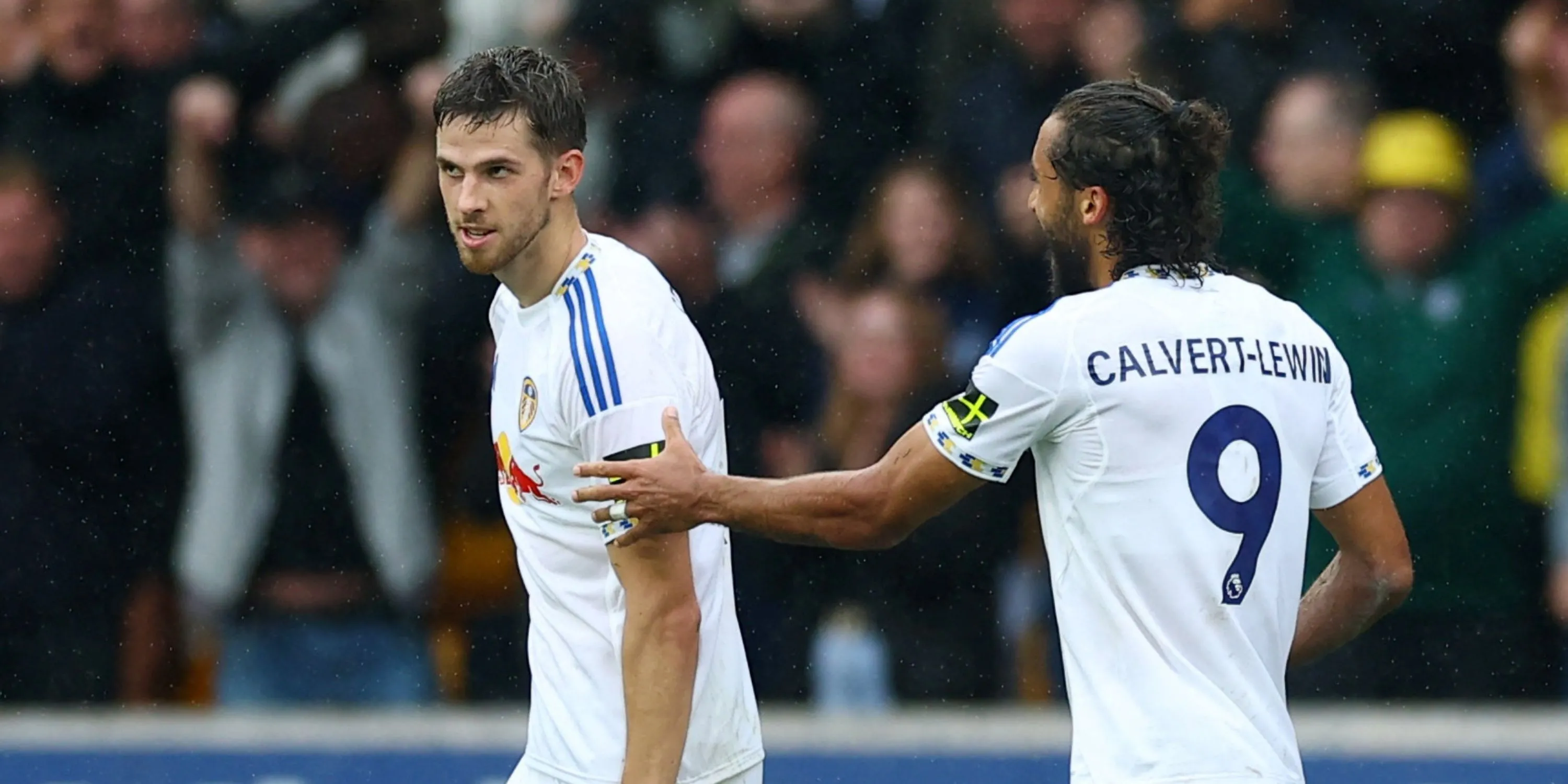 Anton Stach trong màu áo Leeds United tại Elland Road trước trận gặp West Ham, hình ảnh thể hiện sự quyết tâm và áp lực của cầu thủ