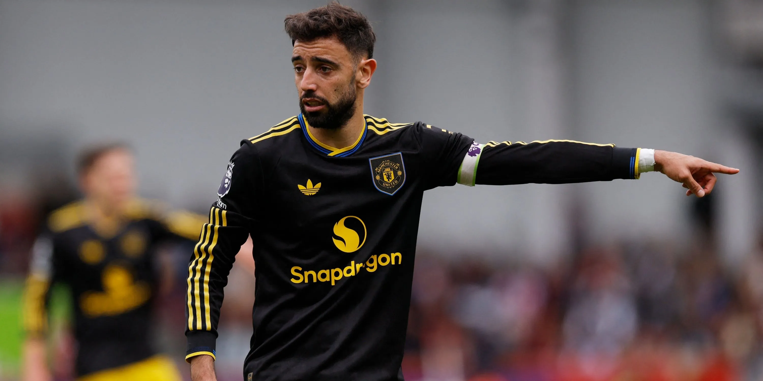 Bruno Fernandes chuyền bóng cho đồng đội, dẫn dắt lối chơi Man United mùa 2025/26