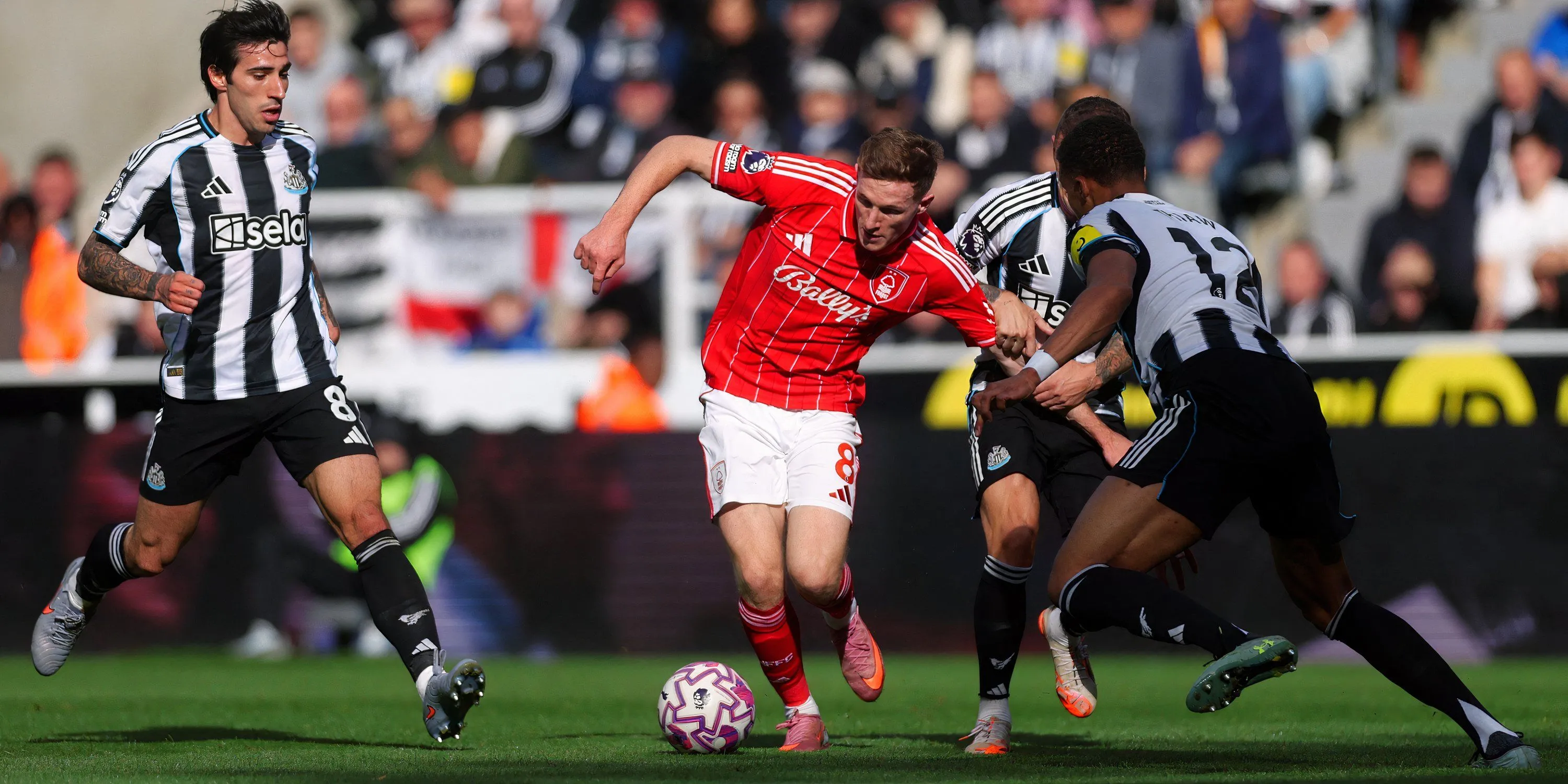 Elliot Anderson trong màu áo Nottingham Forest, tiền vệ tấn công được Newcastle quan tâm