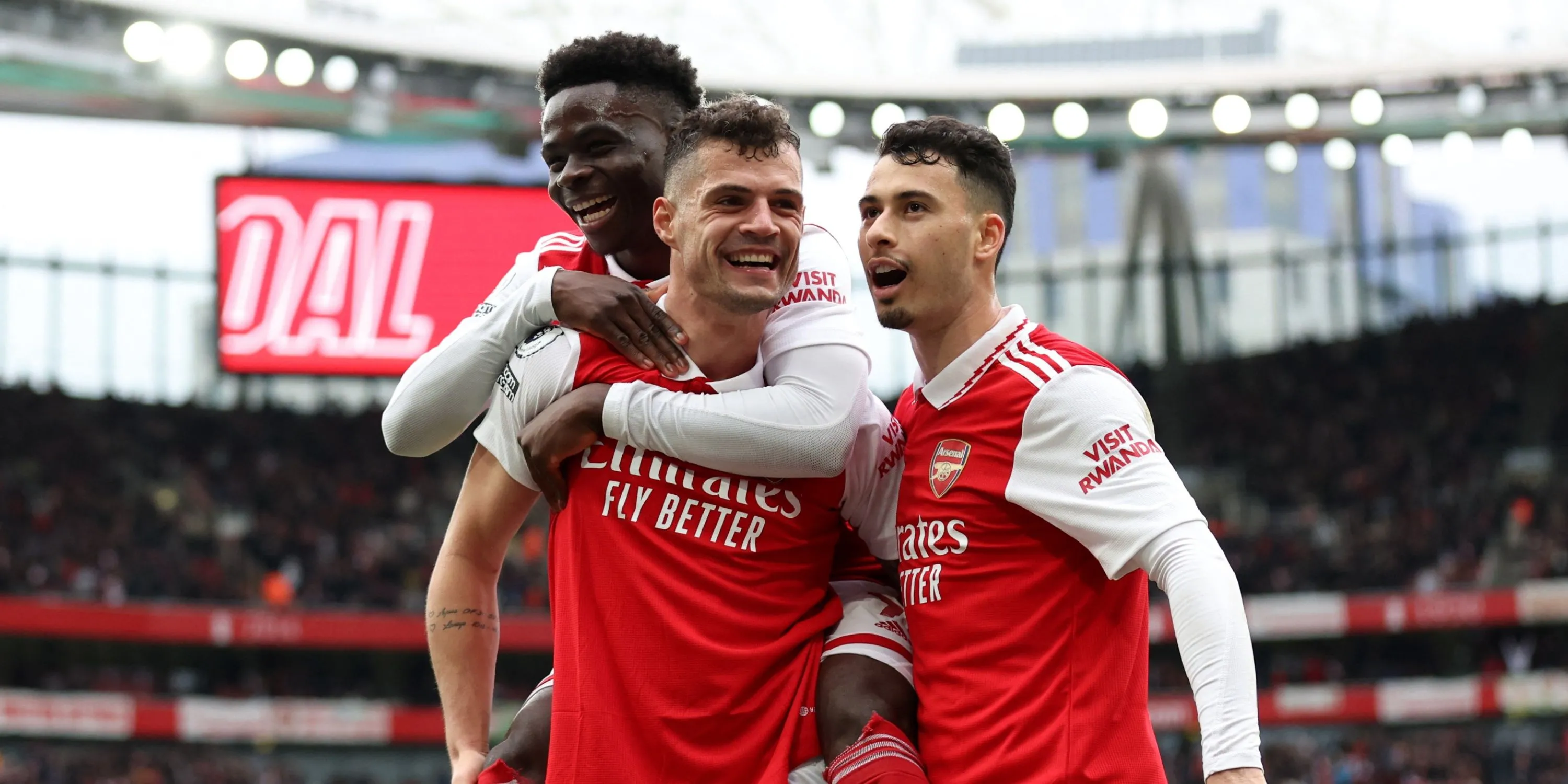 Granit Xhaka trong màu áo Arsenal — hình tượng tuyến giữa trước đây của CLB