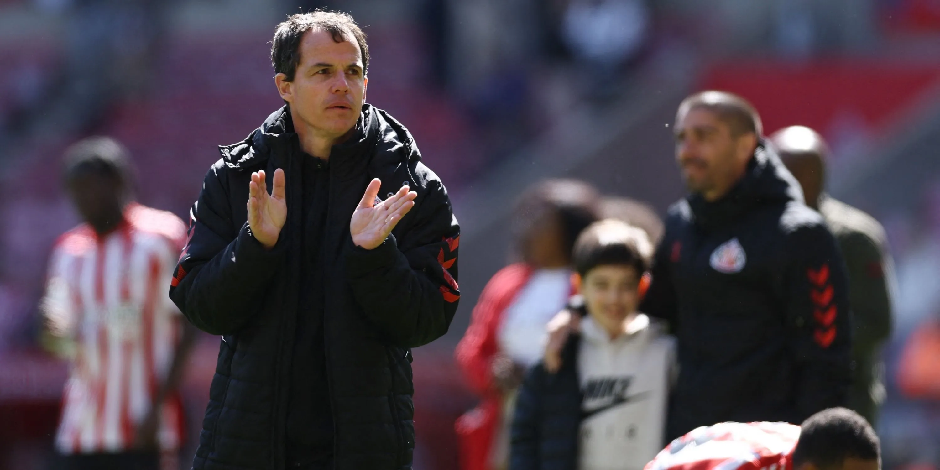 HLV Regis Le Bris vỗ tay cảm ơn CĐV Sunderland sau trận — nhận định về Chelsea trước chuyến làm khách tại Stamford Bridge
