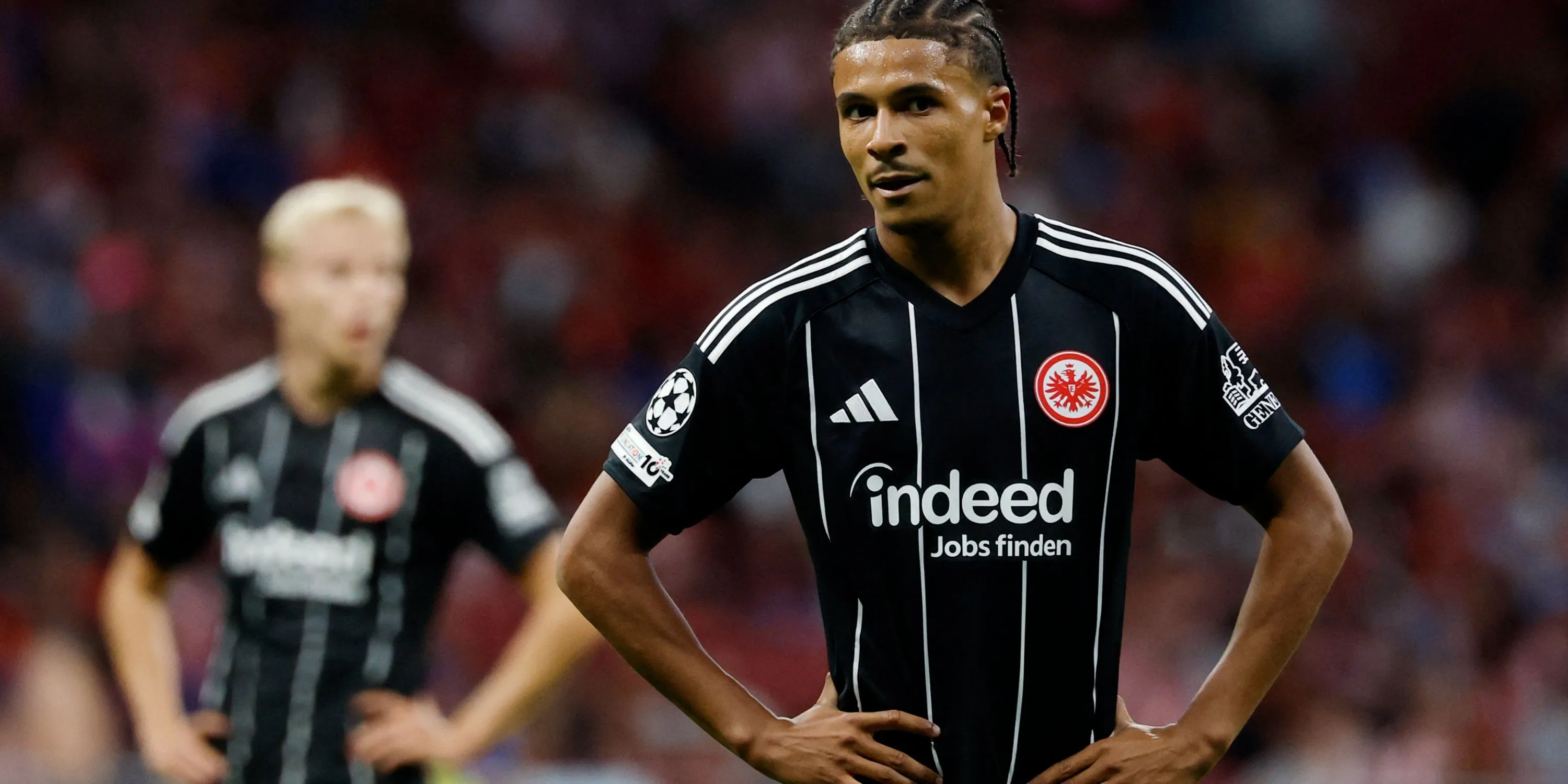 Jean-Matteo Bahoya chạy nước rút cho Eintracht Frankfurt, cầu thủ cánh trẻ tốc độ 37.16 km/h đang được Liverpool theo dõi