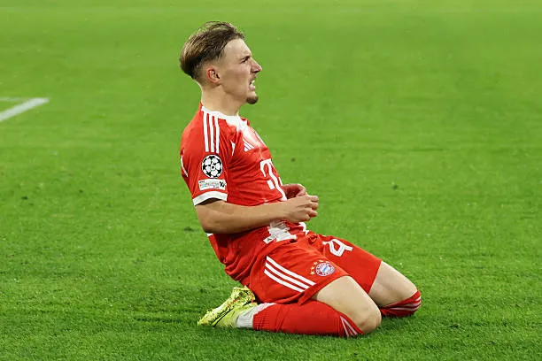 Lennart Karl ăn mừng bàn thắng lịch sử cho Bayern tại Champions League, một khoảnh khắc tỏa sáng của cầu thủ trẻ.
