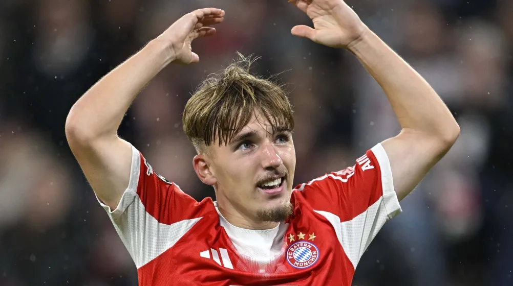 Lennart Karl trong màu áo Bayern Munich thể hiện phong cách đi bóng từ biên phải bằng chân trái