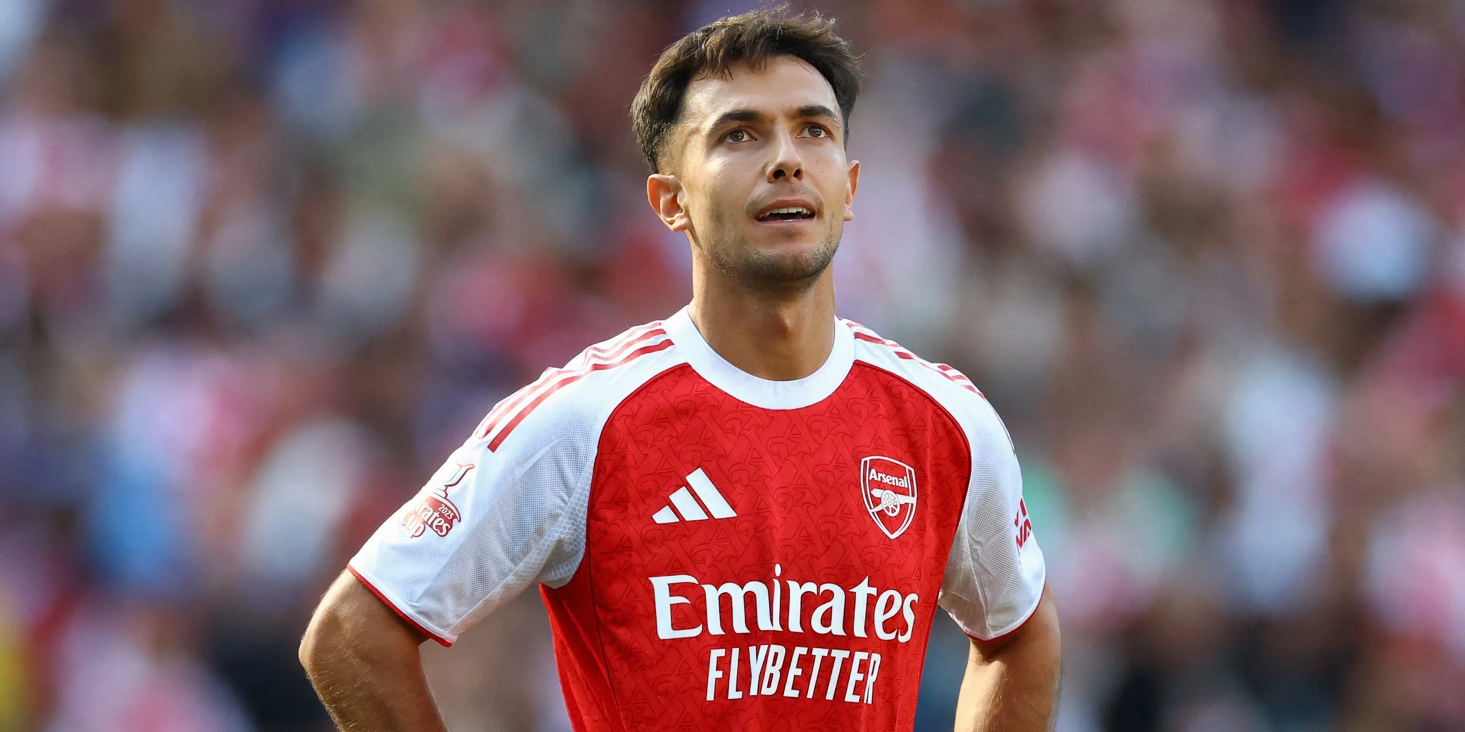 Martin Zubimendi trong màu áo Arsenal, chuyền bóng mở bài tấn công