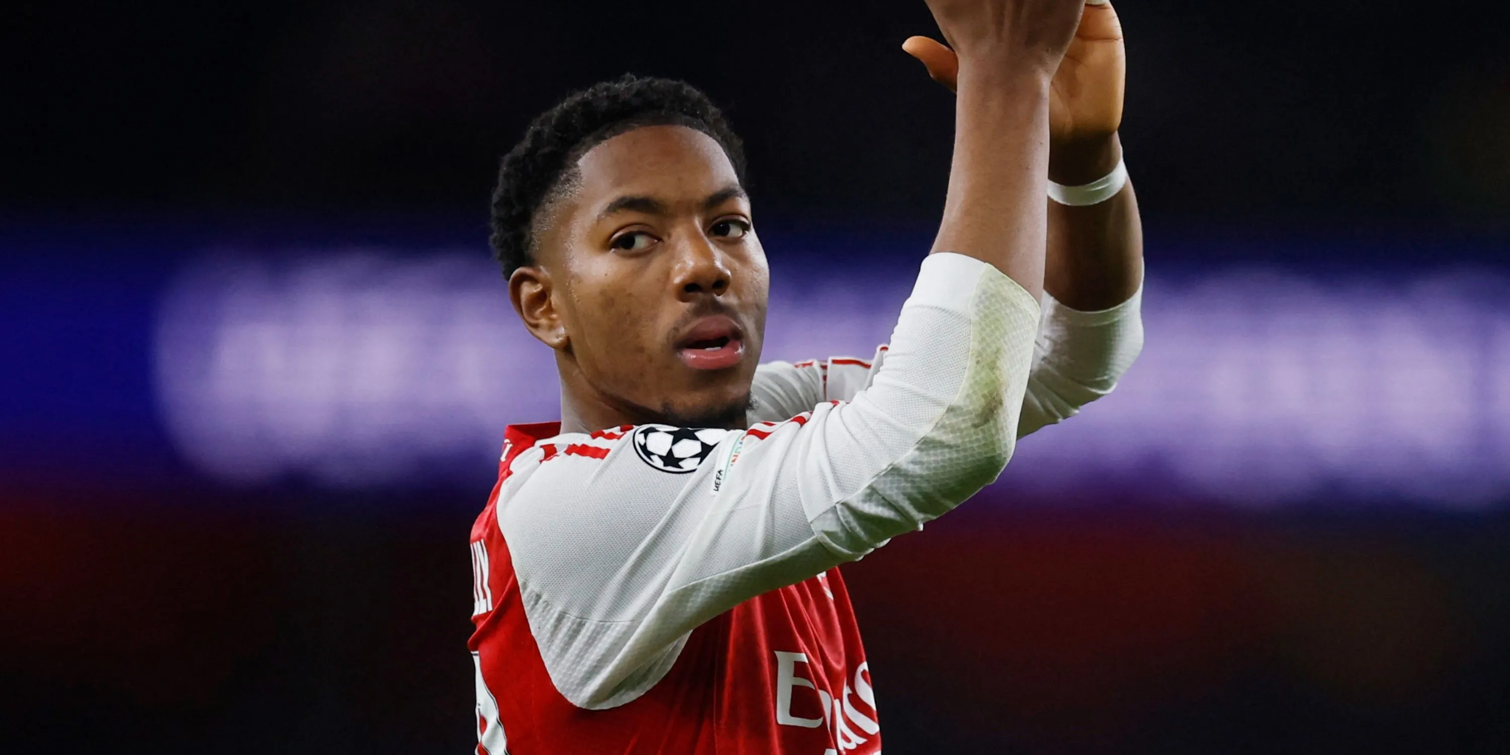 Myles Lewis-Skelly với đường chuyền quyết định cho Martinelli trước Atletico Madrid
