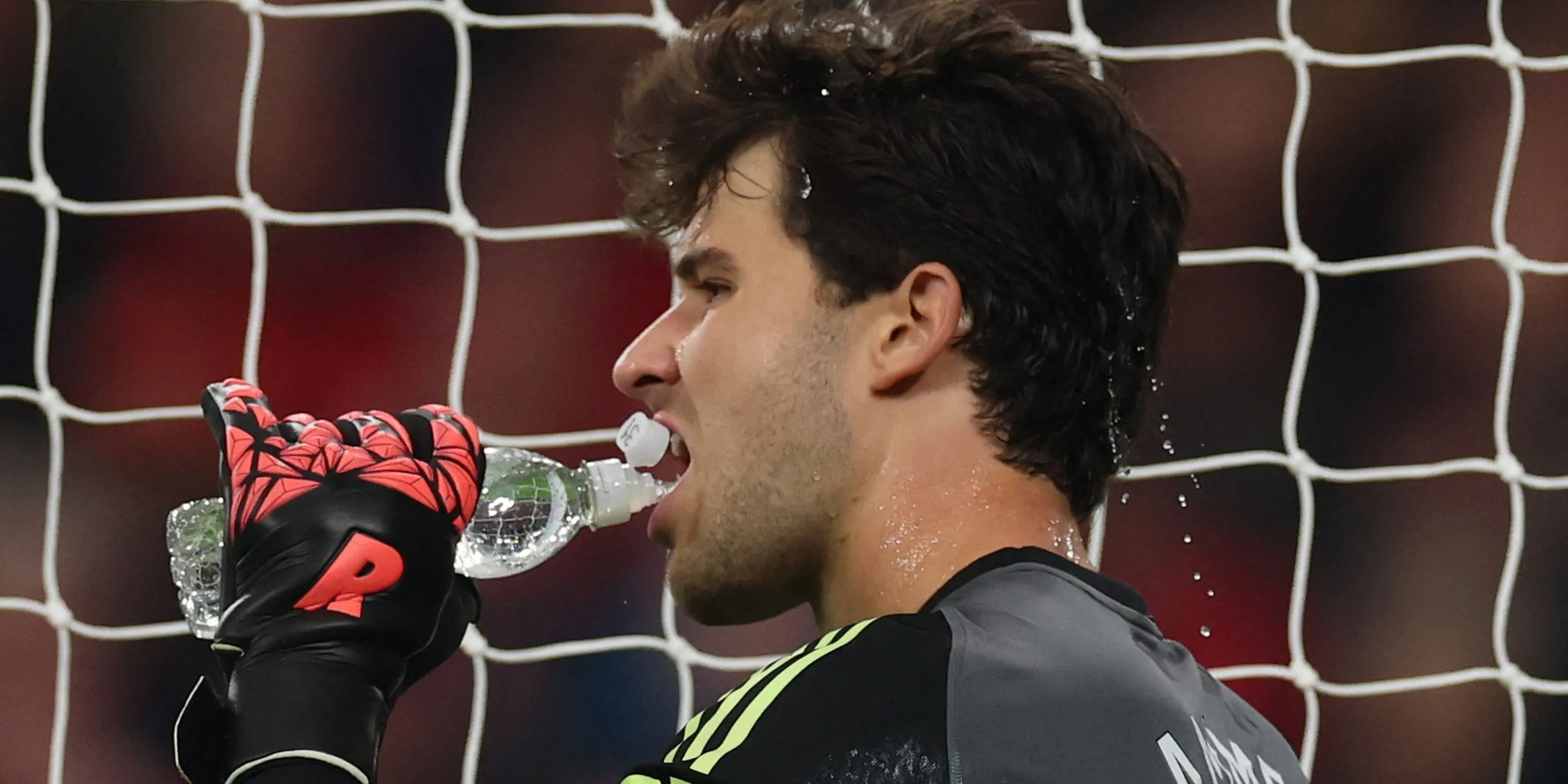 Senne Lammens thực hiện pha cứu thua quan trọng trong trận ra mắt Man United