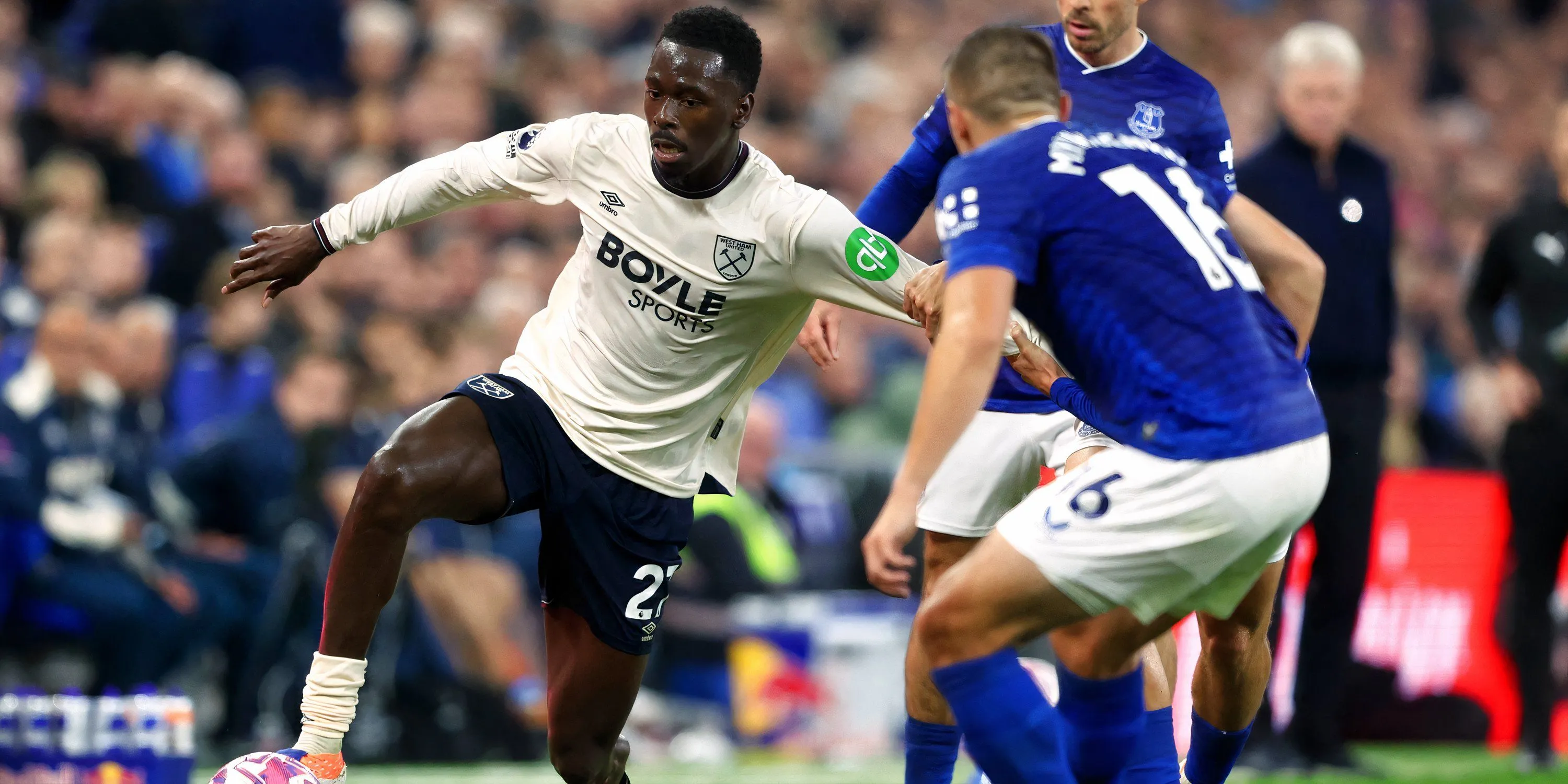 Soungoutou Magassa tranh bóng