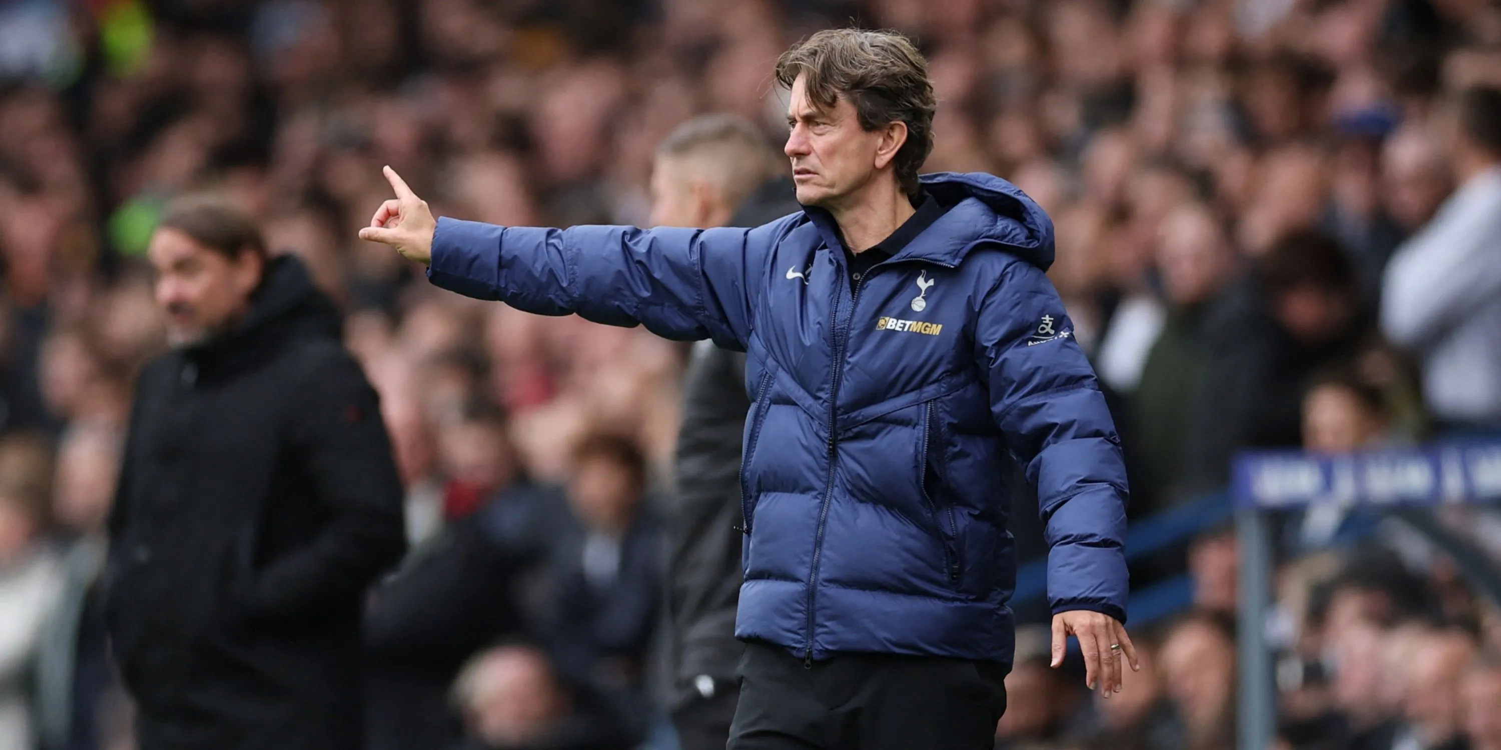 Thomas Frank trên đường pitch cùng Tottenham