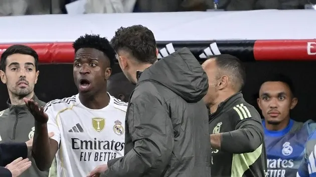 Trent Alexander-Arnold ngồi trên khán đài, sửng sốt trước cảnh hỗn loạn El Clasico tại Santiago Bernabeu