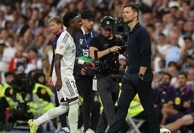 Vinicius bị thay ra ở cuối hiệp hai trận gặp Barca trên sân Bernabéu