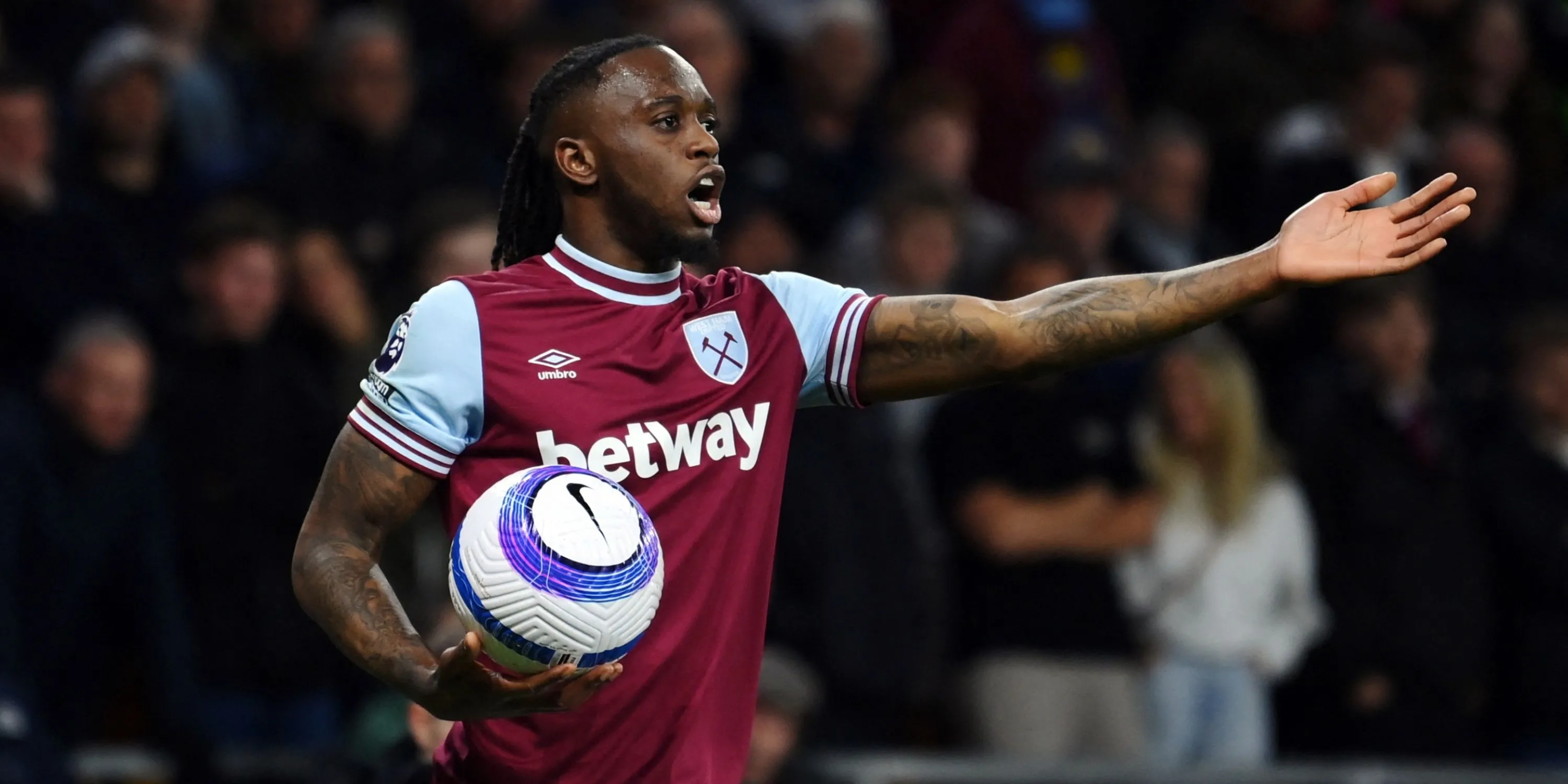 Wan-Bissaka tranh bóng